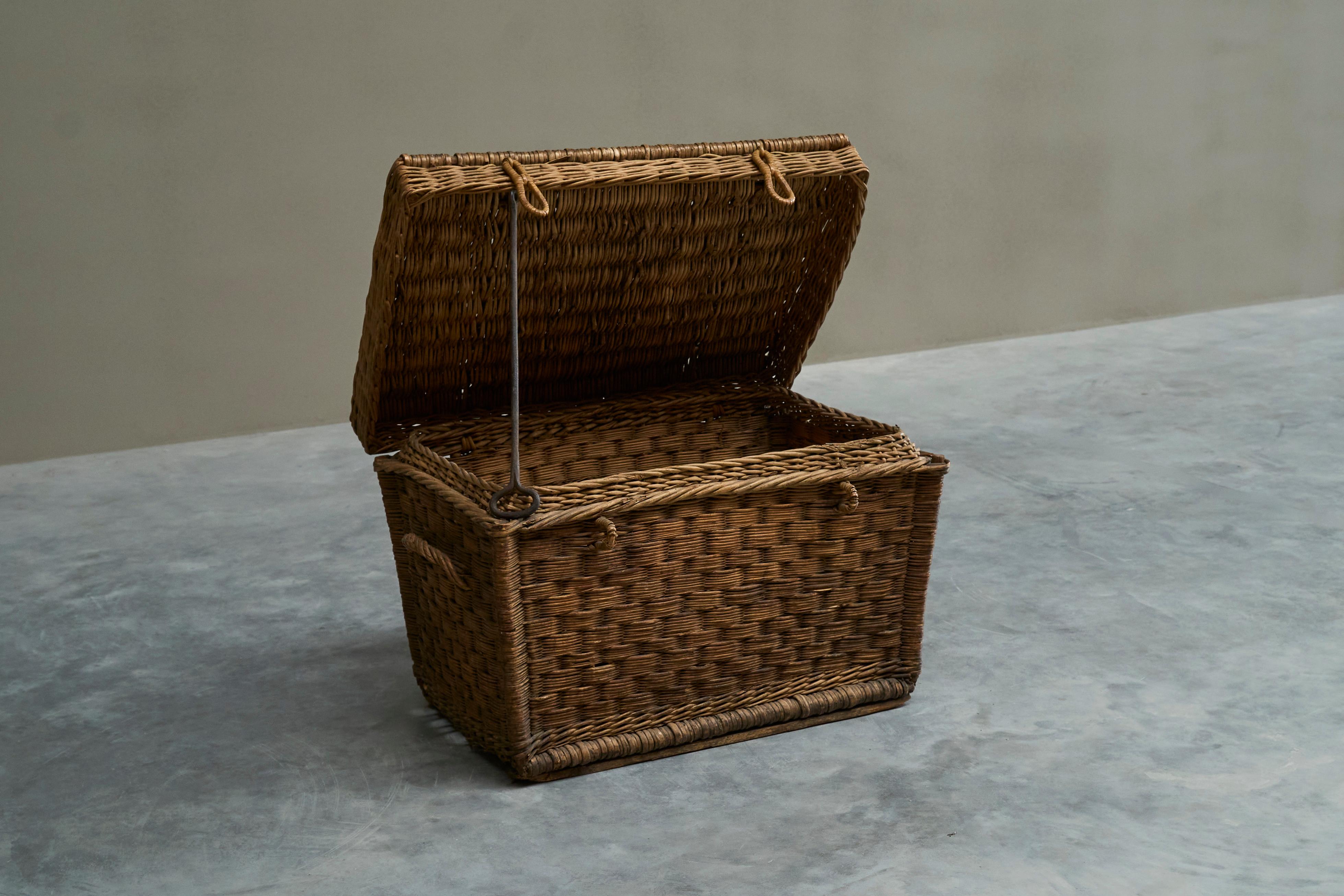 Coffre à paniers ancien en osier et fer forgé en vente 2