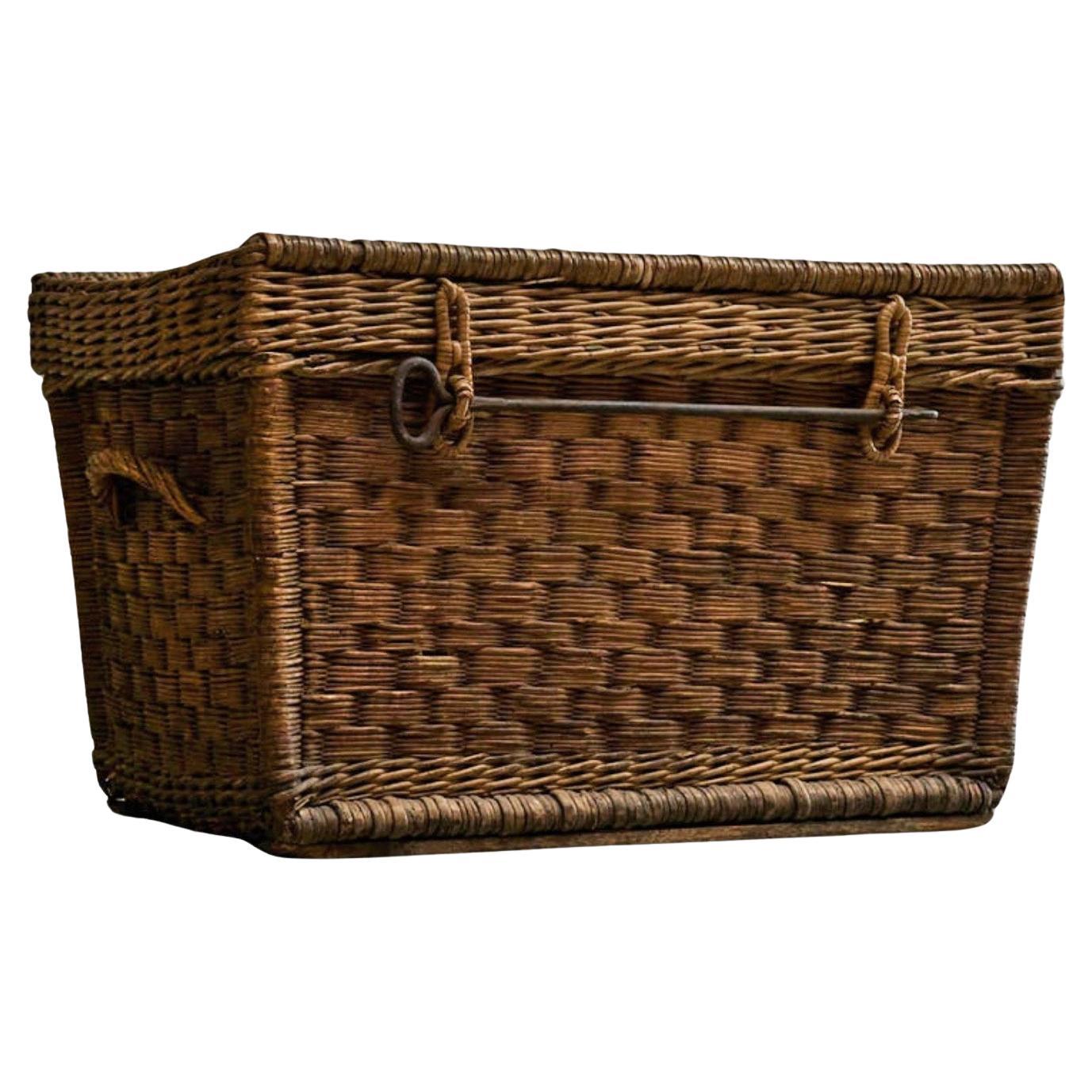 Coffre à paniers ancien en osier et fer forgé en vente