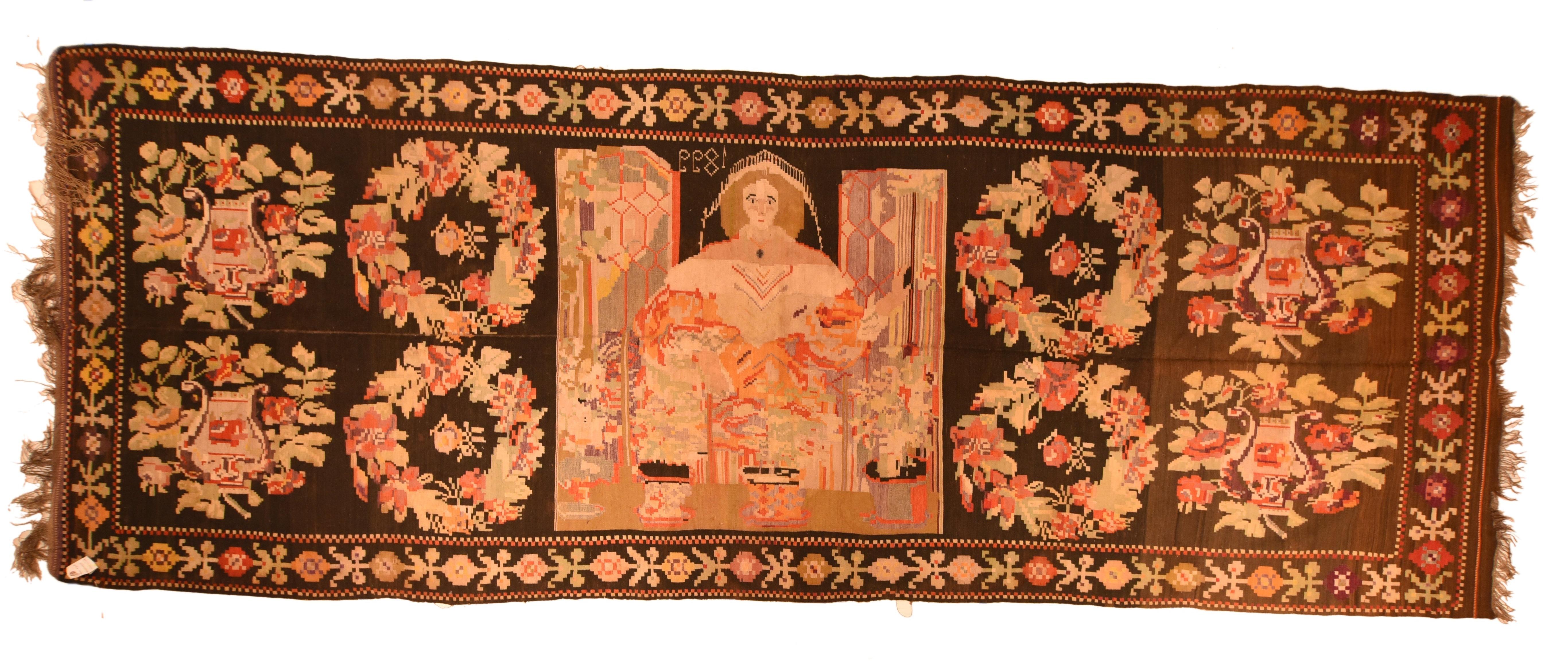 Antiker bassarabischer Teppich 5'2'' x 13'10''.  Das sehr dunkle, ziegel- bis schokoladenfarbene Feld dieses südrussischen Stücks zeigt an beiden Enden Paare von Blumenvasen und grünen Kränzen, die eine thronende Frauenfigur mit weiteren Blumenvasen