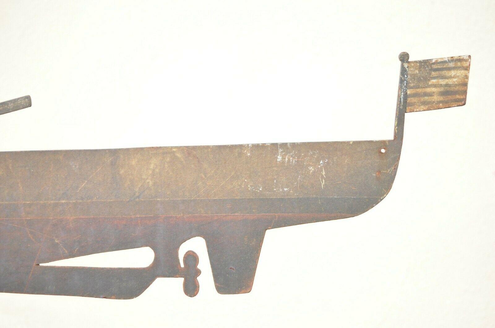 Antike antike Battleship Weathervane, verwitterte Farbe, amerikanisches primitives Stahlmetall im Zustand „Starke Gebrauchsspuren“ im Angebot in Philadelphia, PA