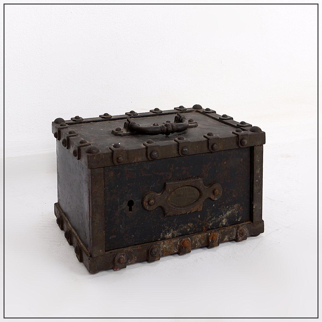 Antigua caja fuerte Bauche de hierro fundido incombustible del noreste de Francia, 1865 en venta 3