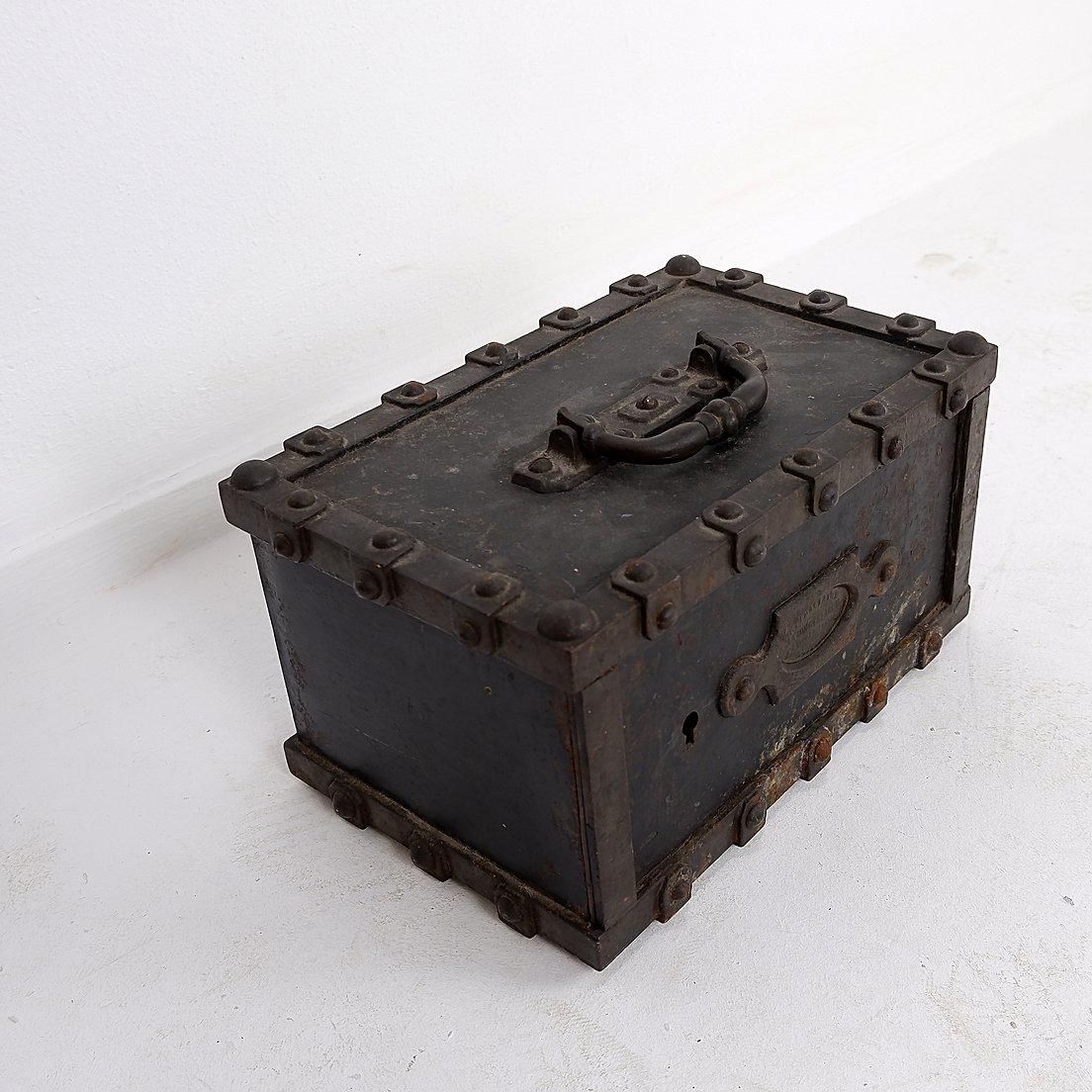 Antigua caja fuerte Bauche de hierro fundido incombustible del noreste de Francia, 1865 en venta 4