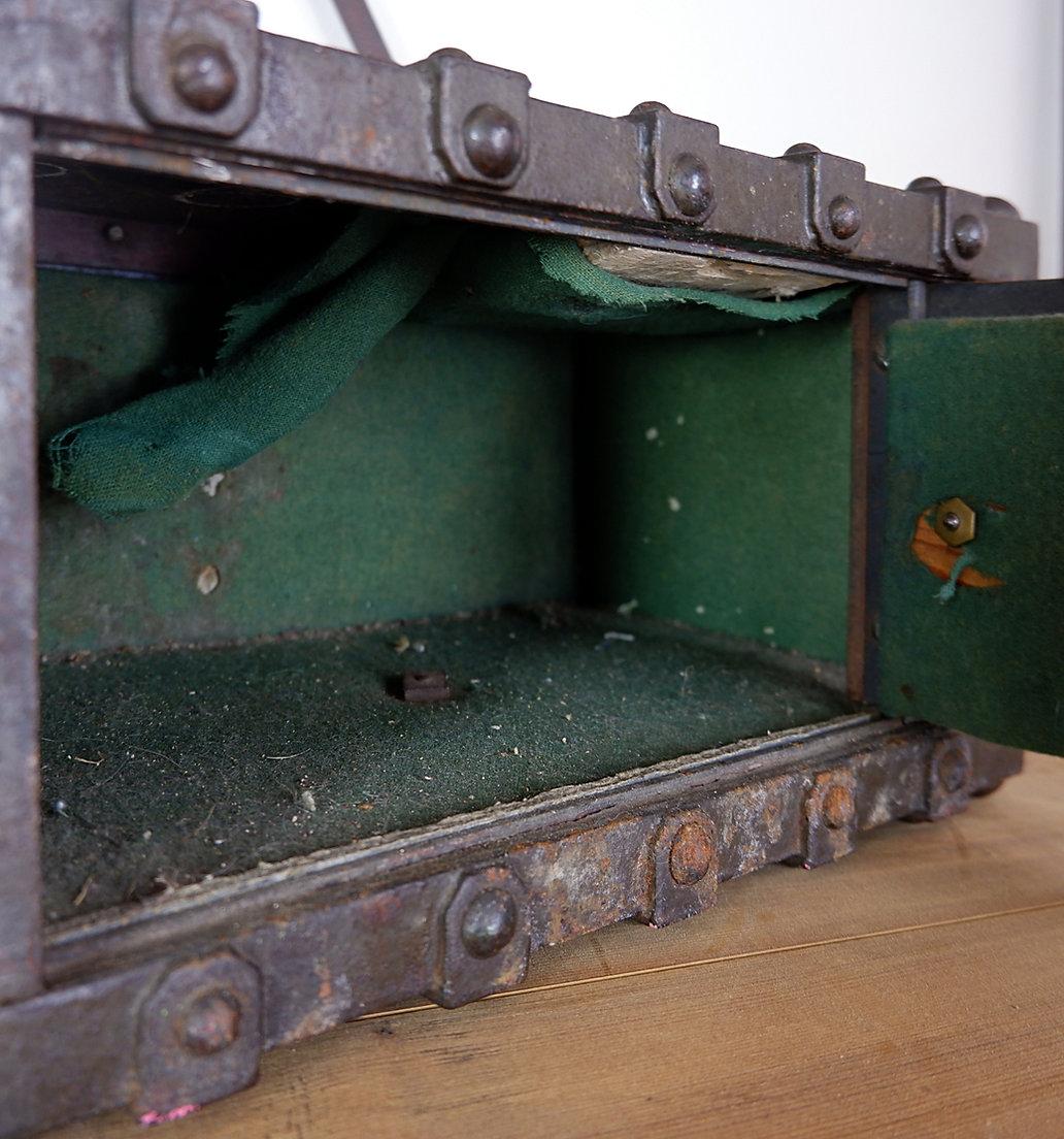 Antigua caja fuerte Bauche de hierro fundido incombustible del noreste de Francia, 1865 en venta 5