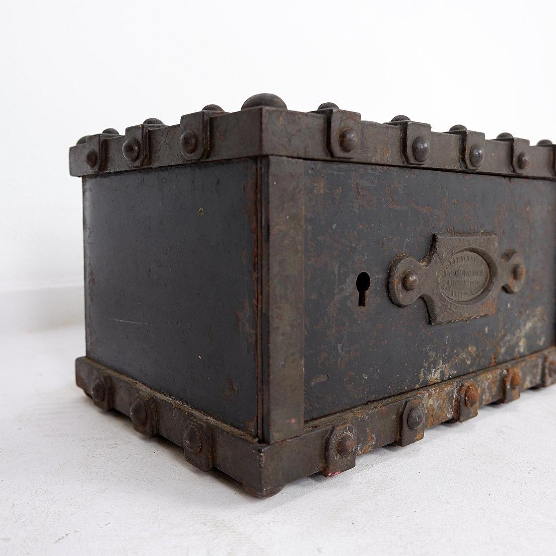 Antigua caja fuerte Bauche de hierro fundido incombustible del noreste de Francia, 1865 en venta 6