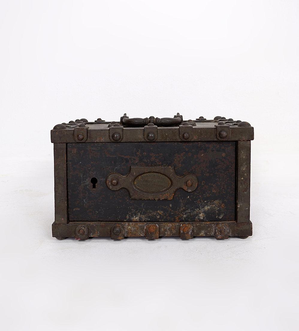 Caja fuerte de viaje de hierro fundido incombustible del siglo XIX de Bauche-Fichet, Francia
Antigua caja fuerte de viaje de hierro fundido incombustible procedente del noreste de Francia (Gueux, Marne).
Está decorada con grandes refuerzos de clavos