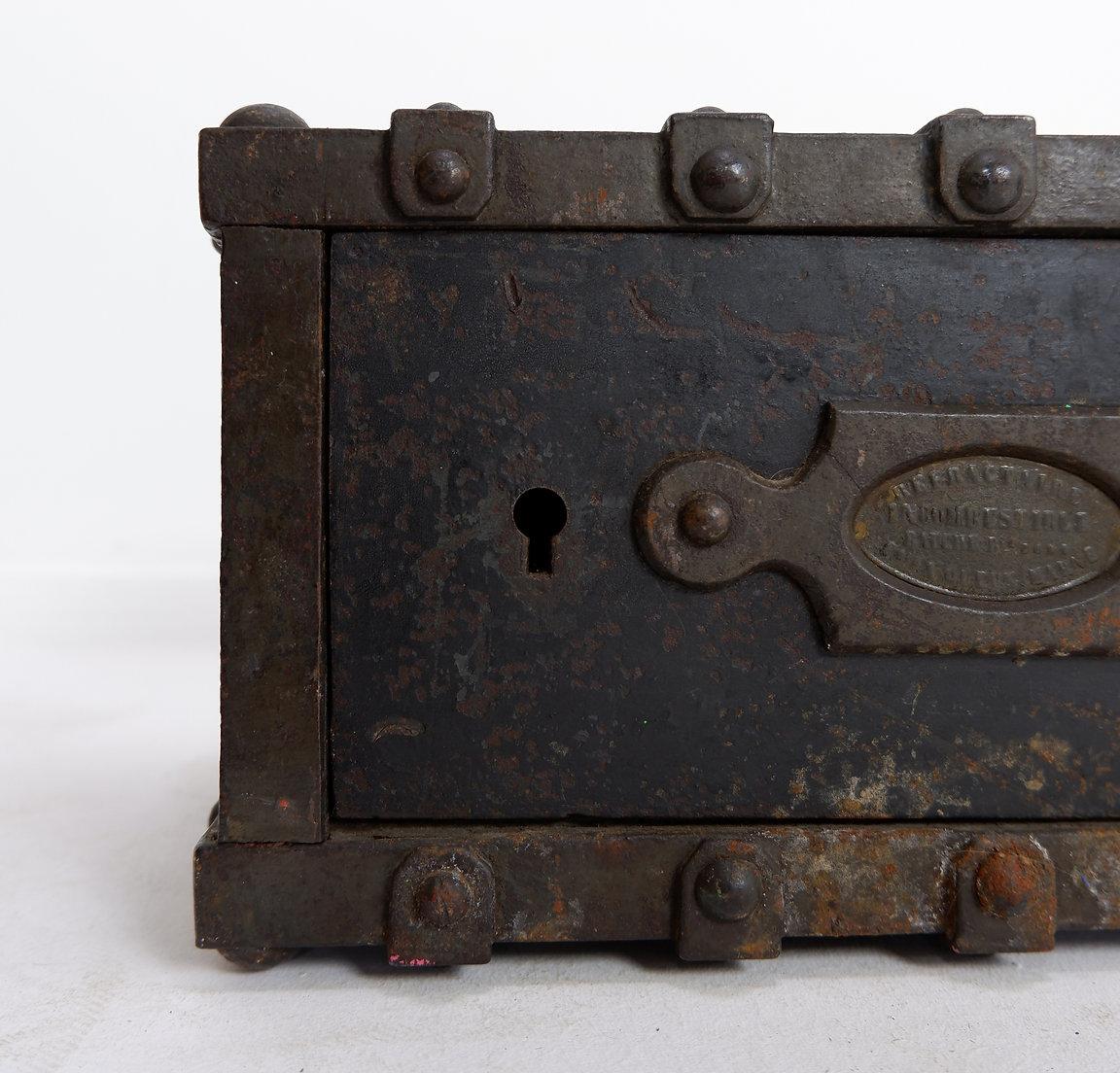 Antigua caja fuerte Bauche de hierro fundido incombustible del noreste de Francia, 1865 siglo XIX en venta
