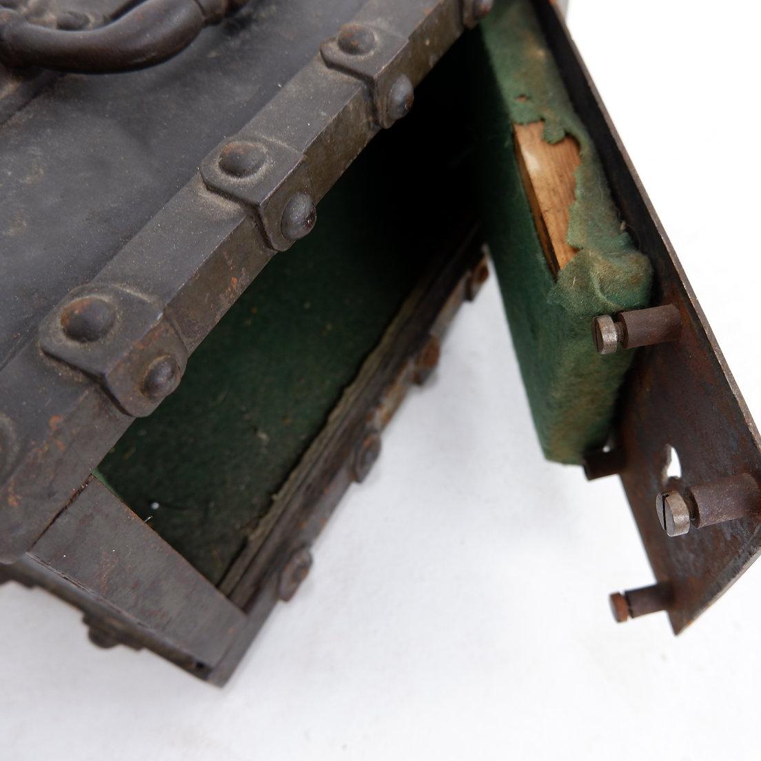 Antigua caja fuerte Bauche de hierro fundido incombustible del noreste de Francia, 1865 Hierro en venta
