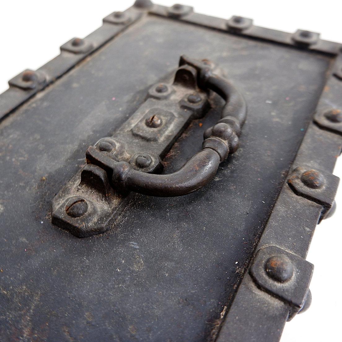 Antigua caja fuerte Bauche de hierro fundido incombustible del noreste de Francia, 1865 en venta 1
