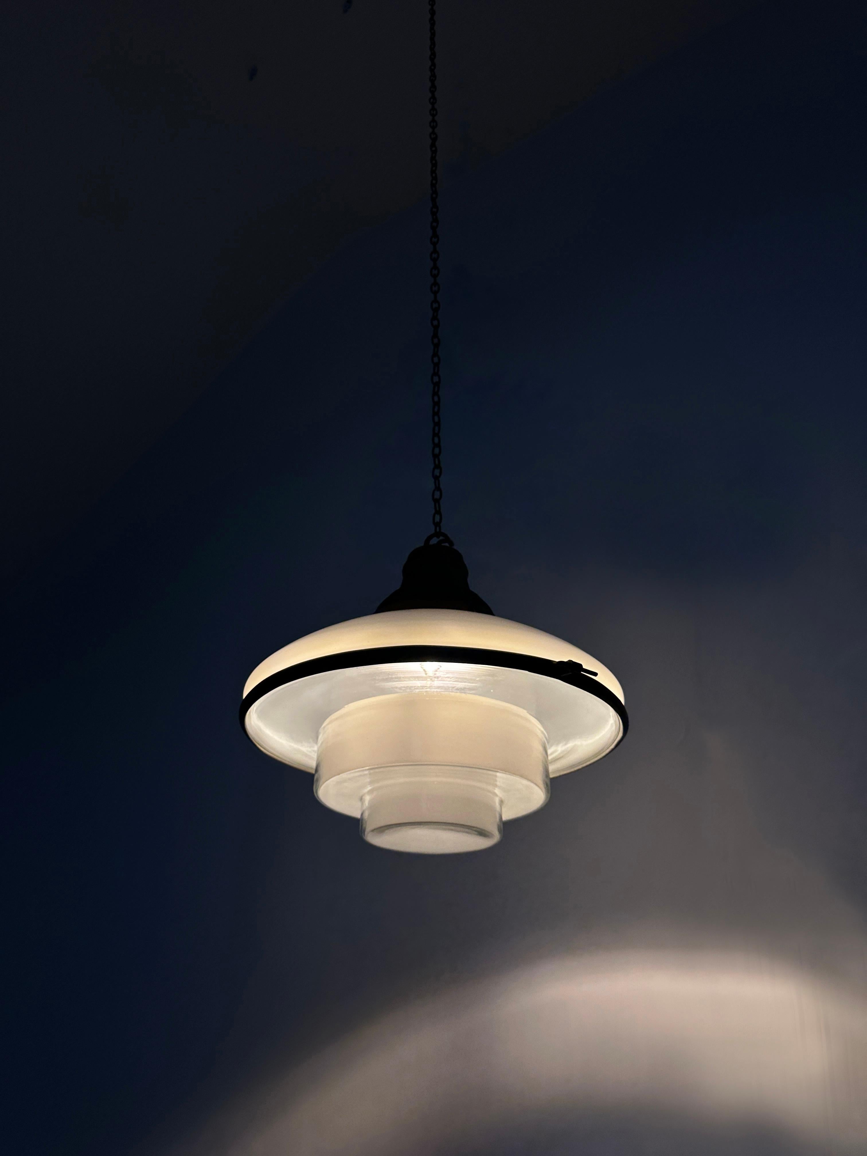 Antica lampada a sospensione da soffitto Bauhaus Sistrah in vetro lattiginoso opalino di Otto Muller In condizioni buone in vendita a Sale, GB