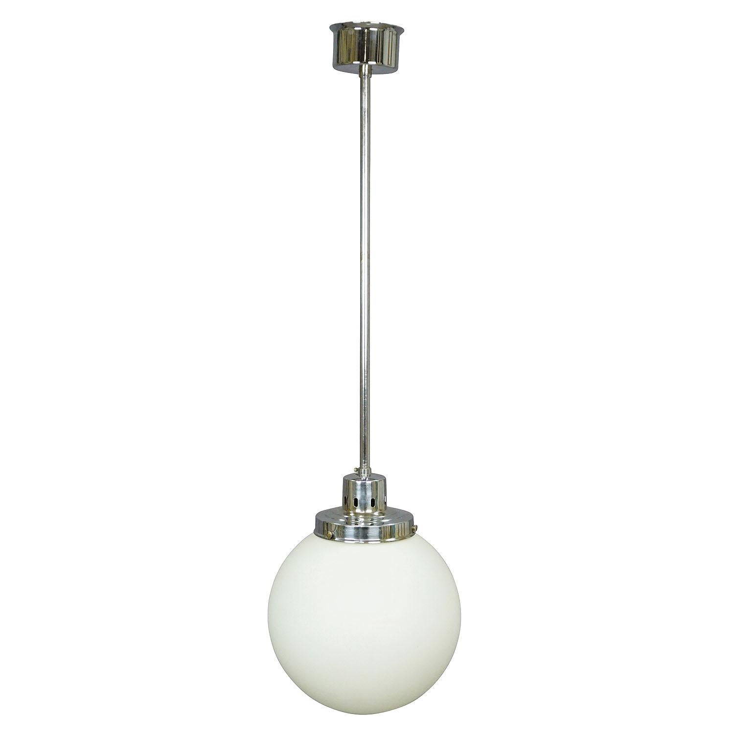 Lampe à suspension ancienne de style Bauhaus avec abat-jour en verre opalin

Grande lampe suspendue ancienne de style Bauhaus avec un abat-jour en verre opalin blanc et une armature en métal chromé. Le câblage est renouvelé, en état de marche, avec