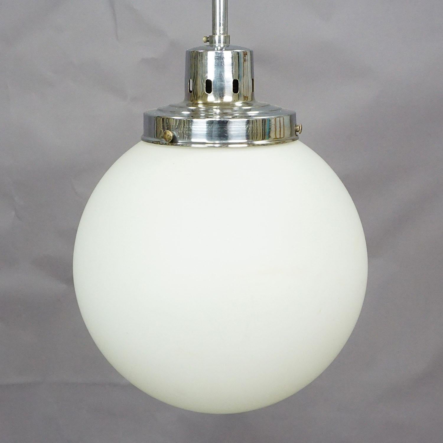 Allemand Lampe à suspension ancienne de style Bauhaus avec abat-jour en verre opalin en vente