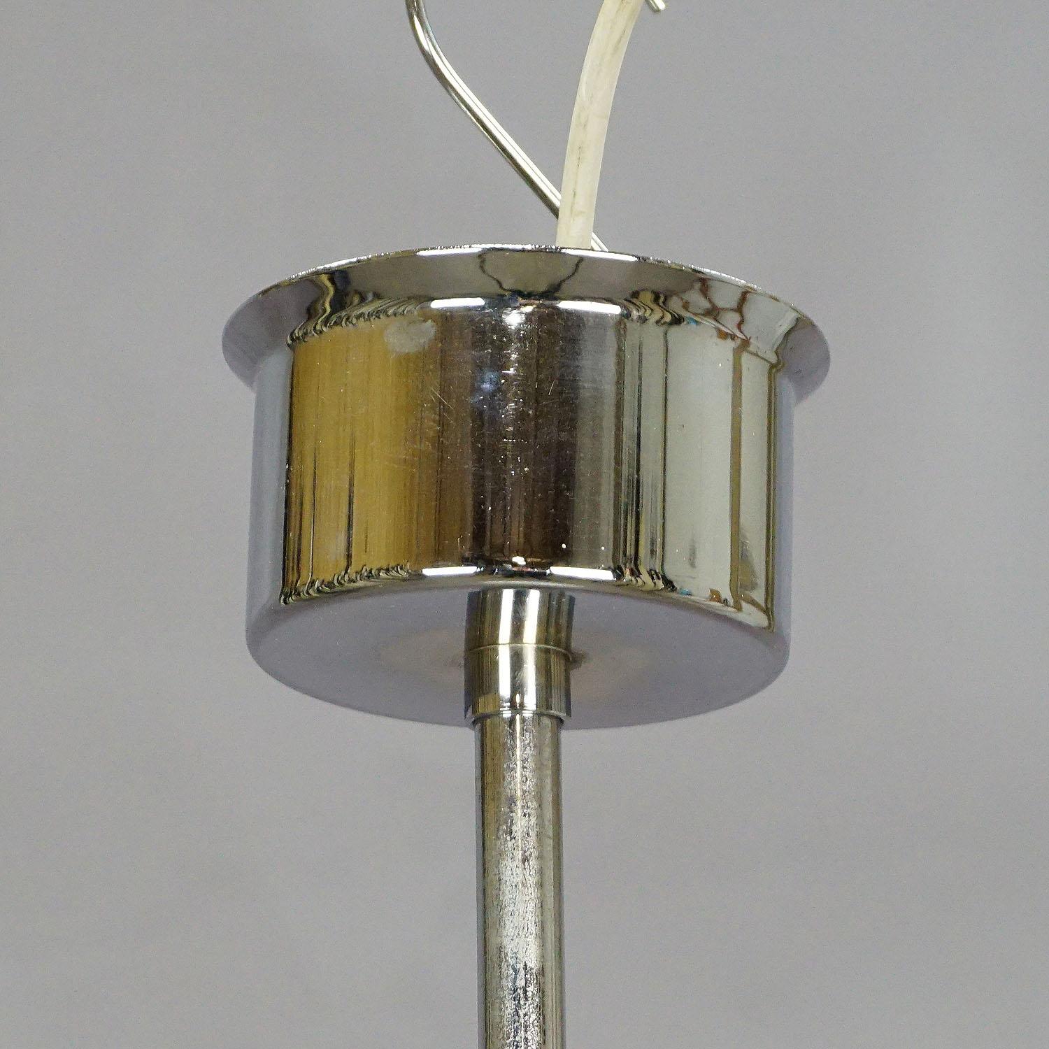 20ième siècle Lampe à suspension ancienne de style Bauhaus avec abat-jour en verre opalin en vente