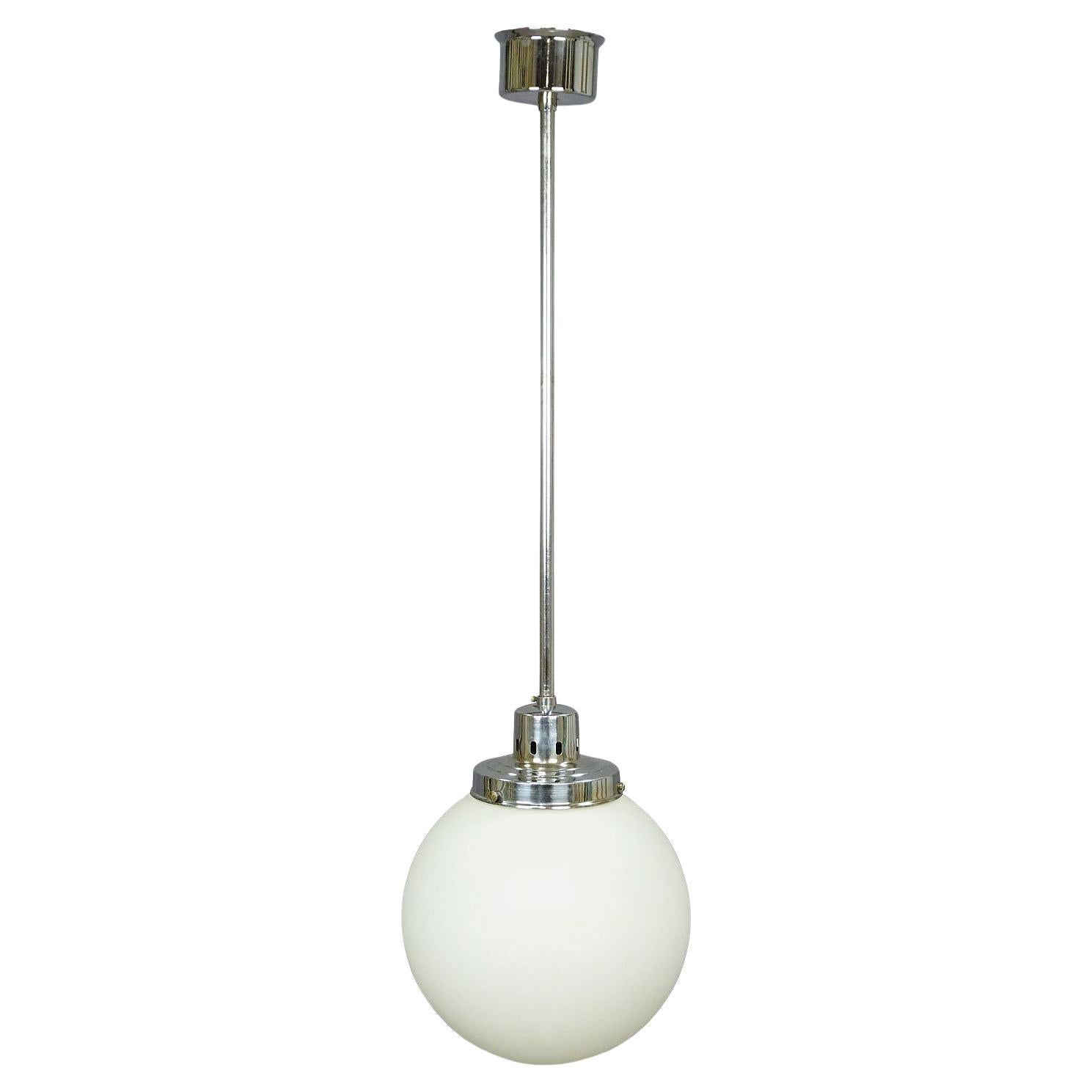 Lampe à suspension ancienne de style Bauhaus avec abat-jour en verre opalin en vente