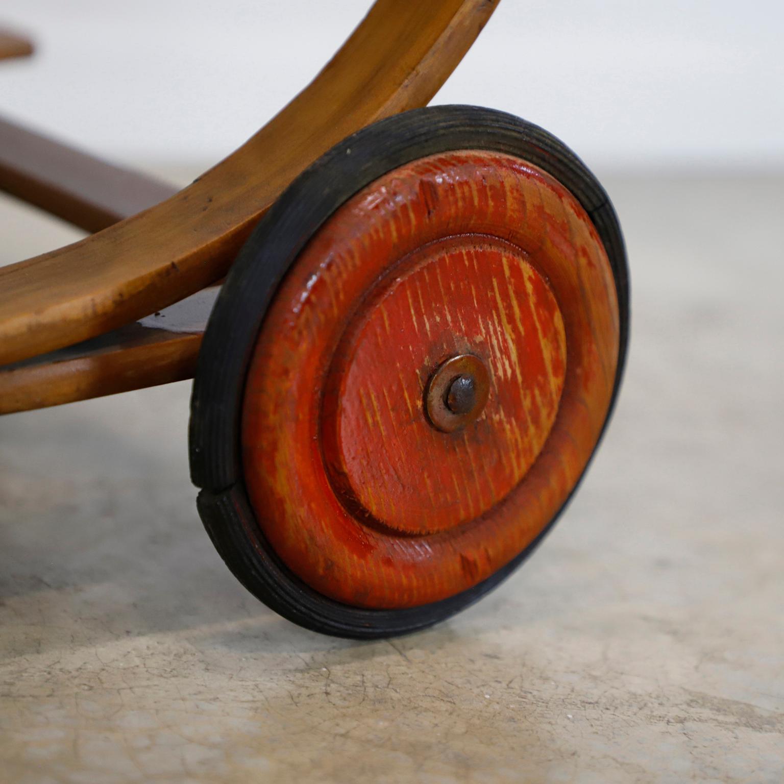 Antique Bauhaus Wooden Baby Walker In Fair Condition For Sale In Mexico City, CDMX