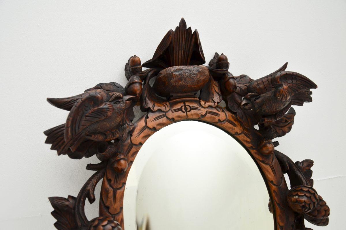 Exceptionnel miroir bavarois en chêne sculpté de la forêt noire, datant des années 1880.

Il est d'une qualité exceptionnelle et d'une taille très fine. Le verre a un bord biseauté et est orné d'une sculpture exquise représentant des hirondelles,