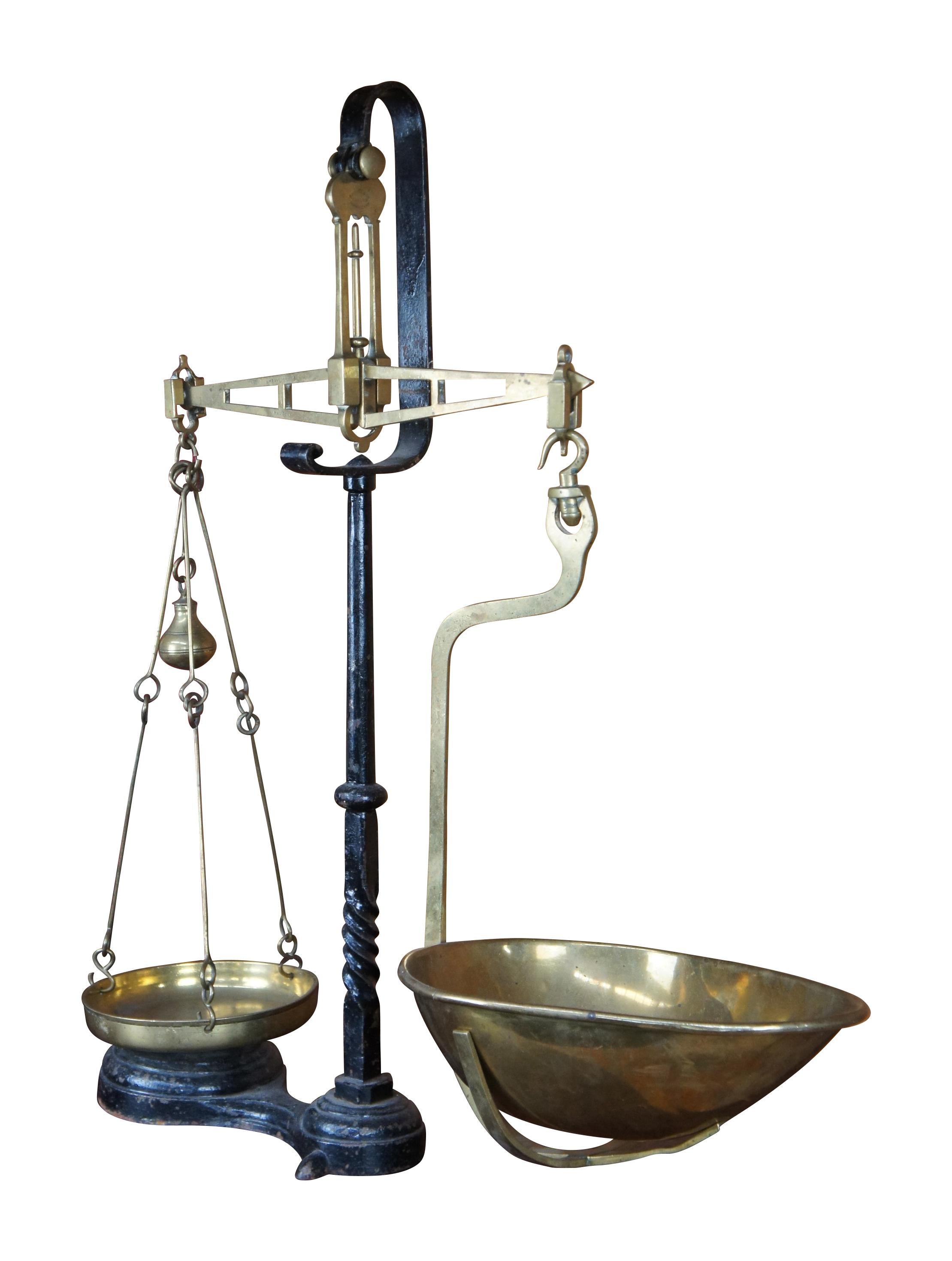 Une ancienne balance commerciale de 4 livres de Bayliss & Co de Birmingham, Angleterre. Comprend un socle en fer torsadé et une balance en laiton avec un plateau et une pelle. La marque du fabricant est gravée le long du bras supérieur.


