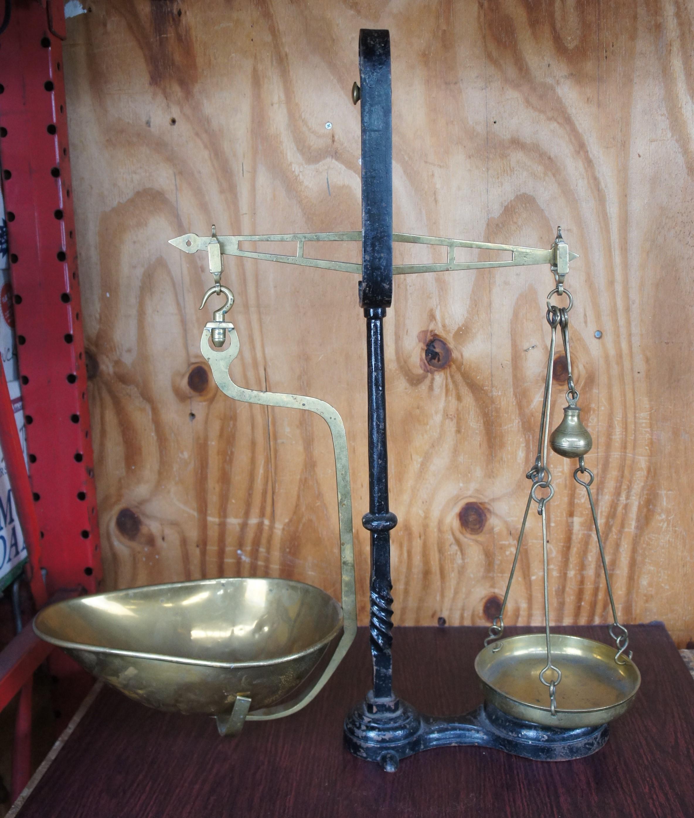 Antique Bayliss & Co 19th Century English Brass Apothecary Counter Scale Balance In Good Condition For Sale In Dayton, OH