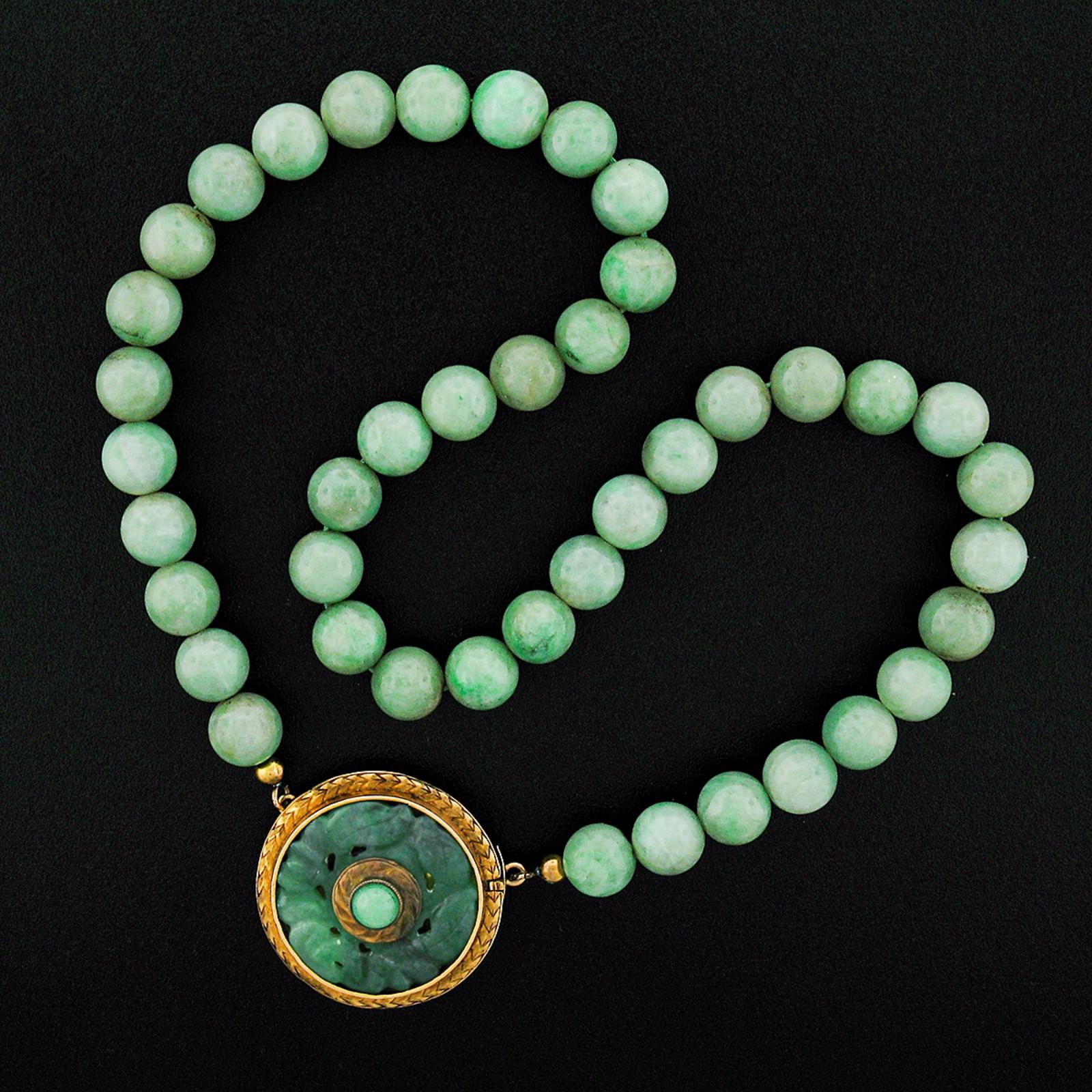 Antike Perlenstrang-Halskette mit geschnitzter grüner Jade, geätztem 14k Gold-Anhänger (Rundschliff) im Angebot
