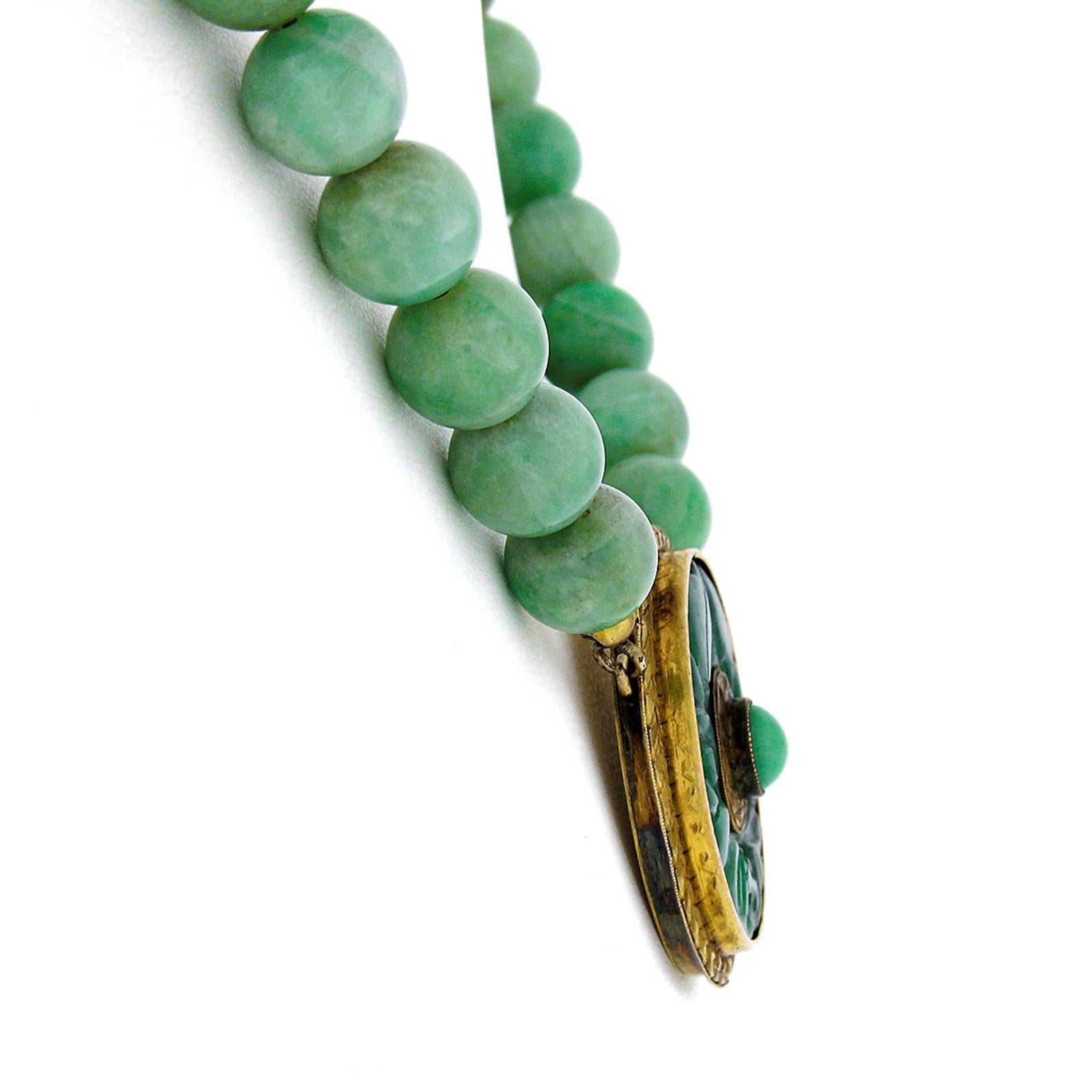 Antike Perlenstrang-Halskette mit geschnitzter grüner Jade, geätztem 14k Gold-Anhänger im Zustand „Gut“ im Angebot in Montclair, NJ