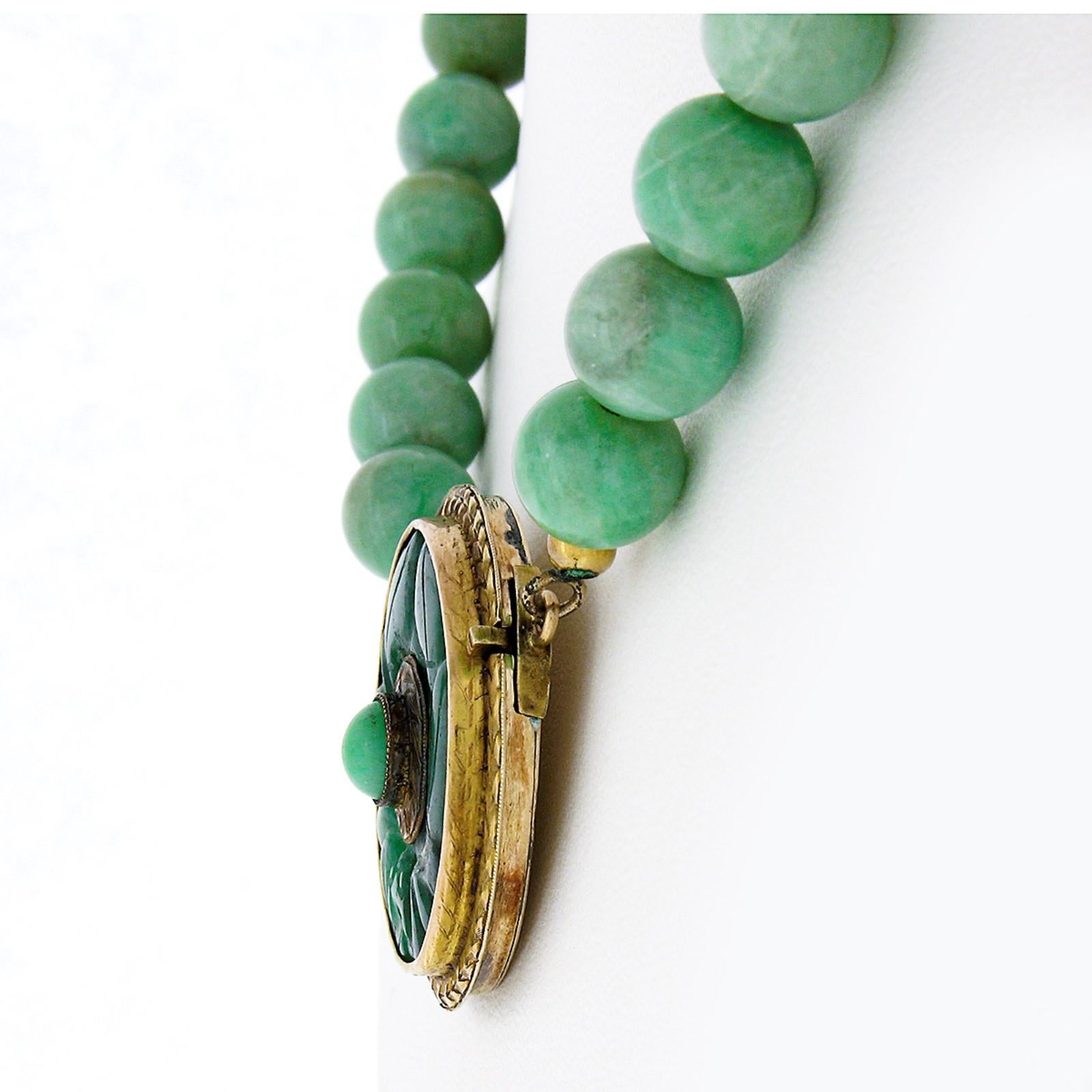 Antike Perlenstrang-Halskette mit geschnitzter grüner Jade, geätztem 14k Gold-Anhänger Damen im Angebot
