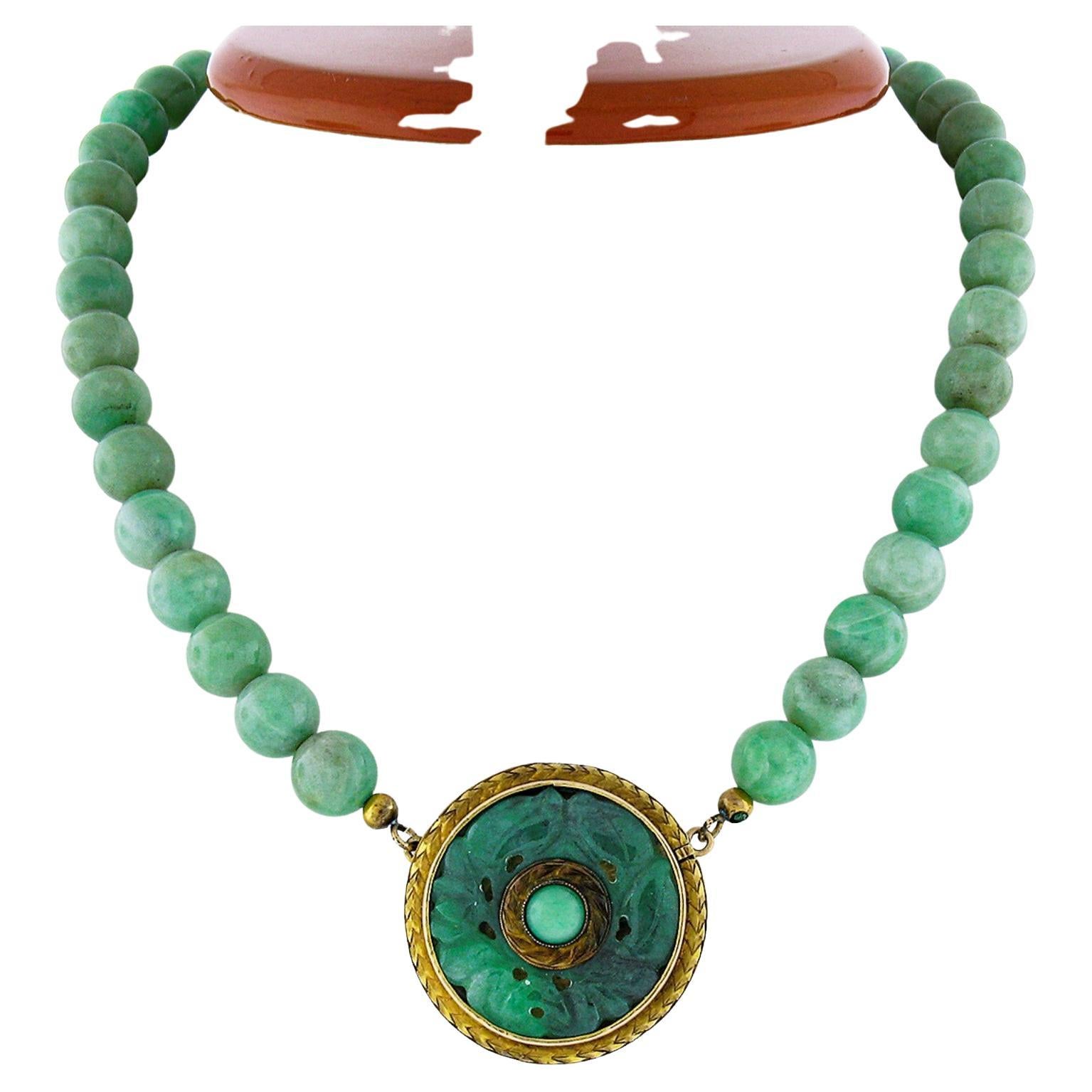 Antike Perlenstrang-Halskette mit geschnitzter grüner Jade, geätztem 14k Gold-Anhänger