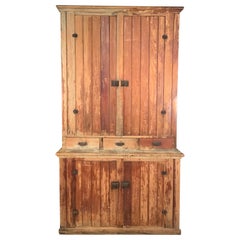 Antikes perlenbesetztes Landhaus-Schrank