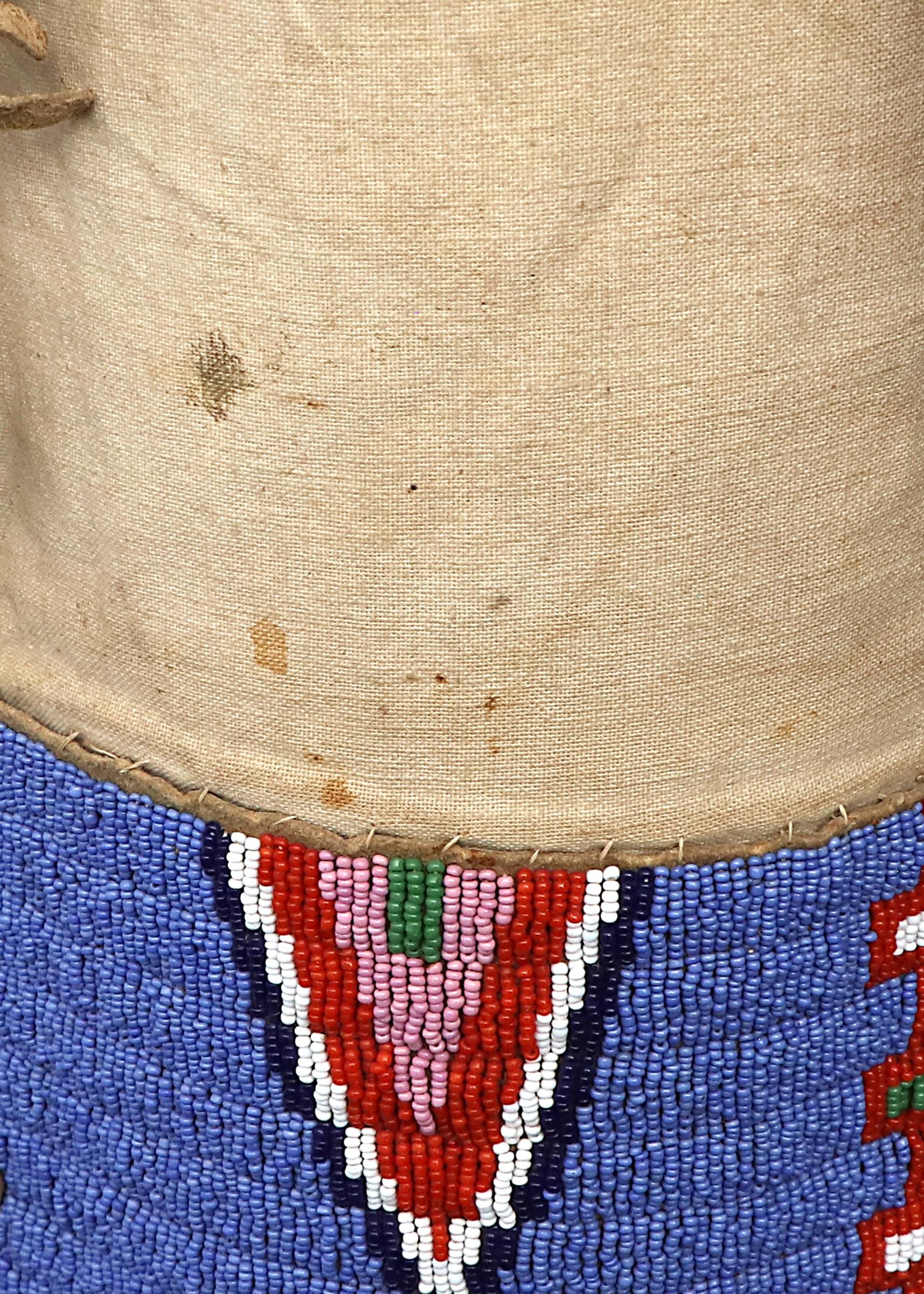 Robe et jambières anciennes en perles pour Child & Child, Sioux (Indiens des plaines) vers 1900, bleu en vente 2