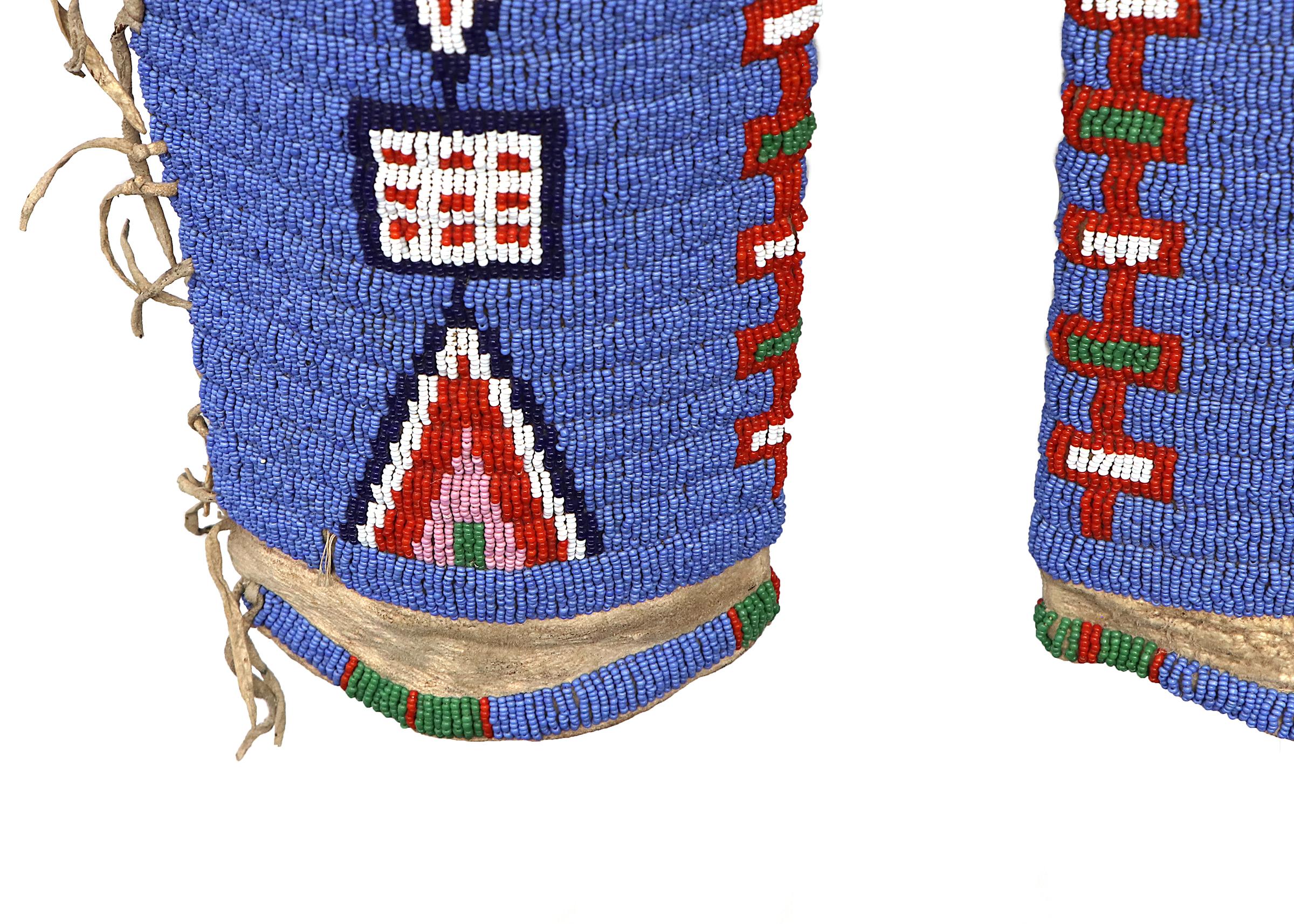 Peau d'animal Robe et jambières anciennes en perles pour Child & Child, Sioux (Indiens des plaines) vers 1900, bleu en vente