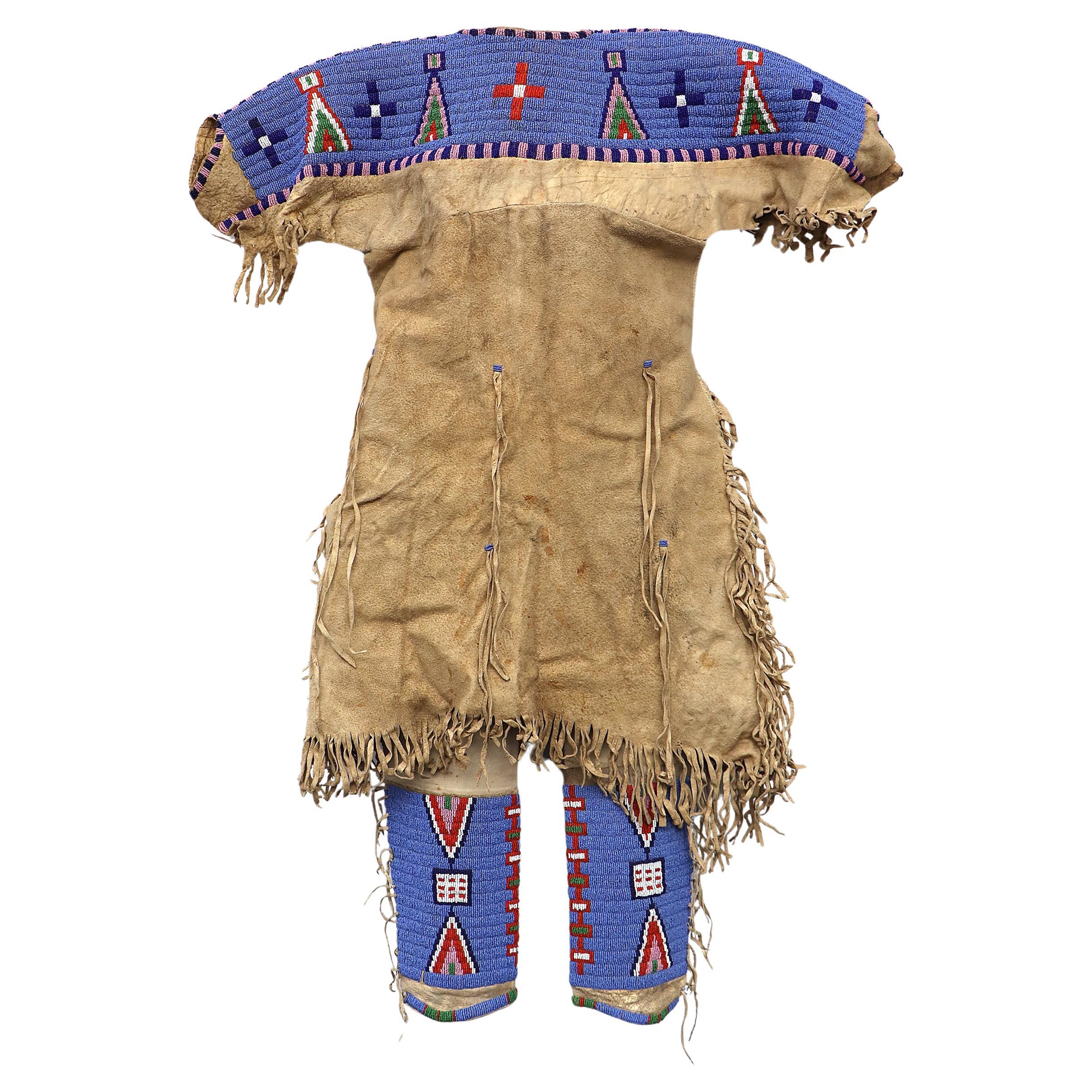 Antikes perlenbesetztes Kinderkleid & Leggings, Sioux (Plains Indianer) um 1900, blau