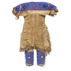 Robe et jambières anciennes en perles pour Child & Child, Sioux (Indiens des plaines) vers 1900, bleu
