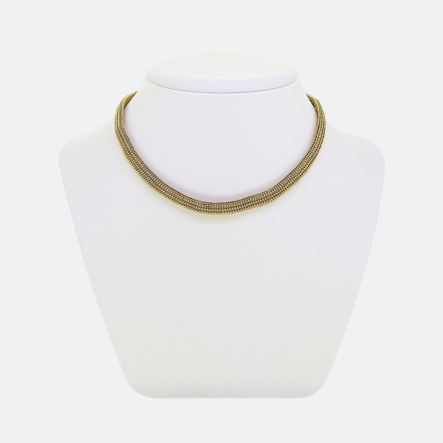 Ecco una caratteristica collana d'oro con un design a più fili. Il pezzo antico è composto da catene intricate, ogni filo è stato lavorato meticolosamente per creare un aspetto armonioso ed elegante. I fili sono di dimensioni uniformi, per un