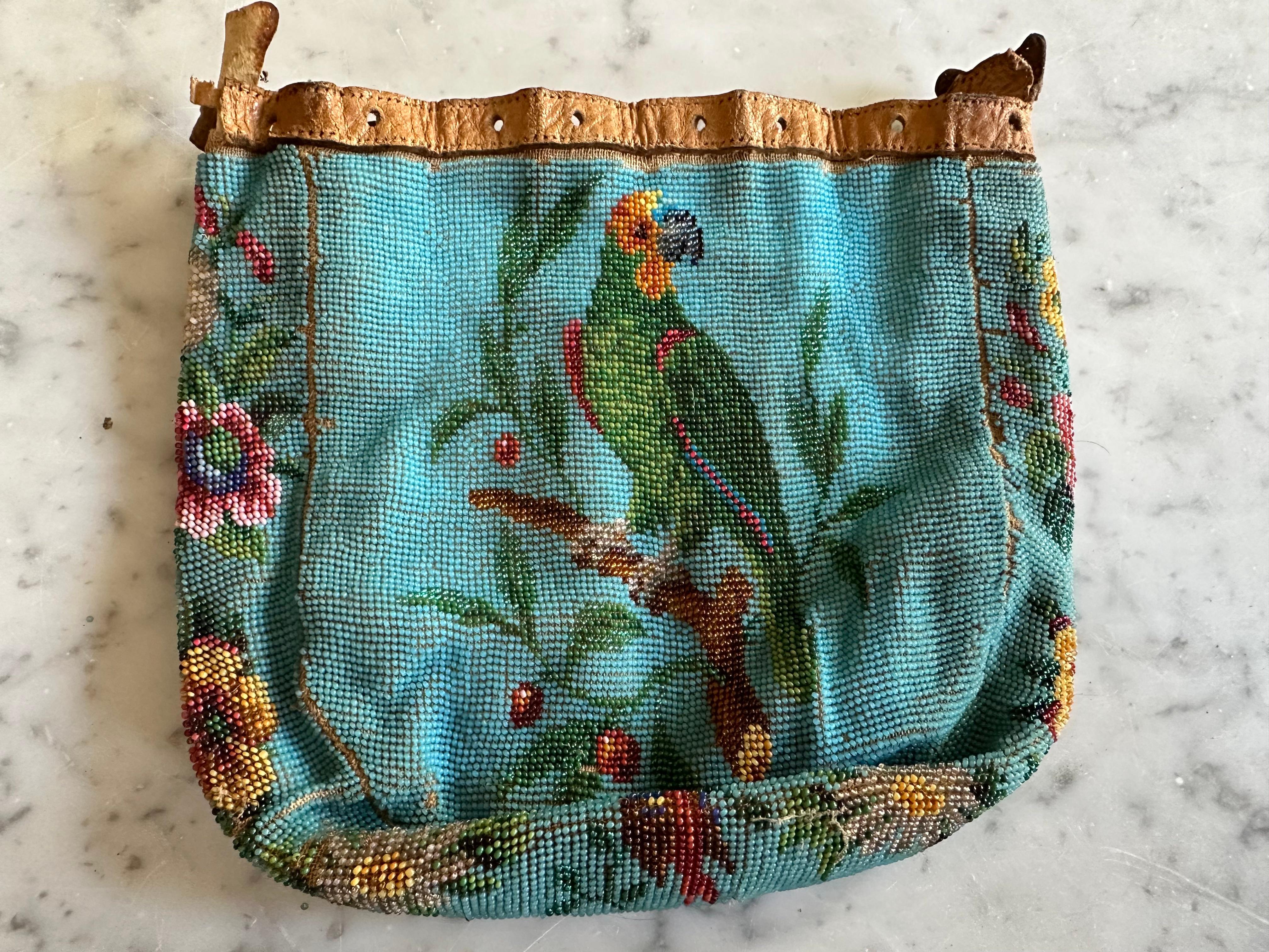 Biedermeier Ancienne bourse à cordon perlé avec motif de chien et de perroquet - Allemagne, vers 1850 en vente