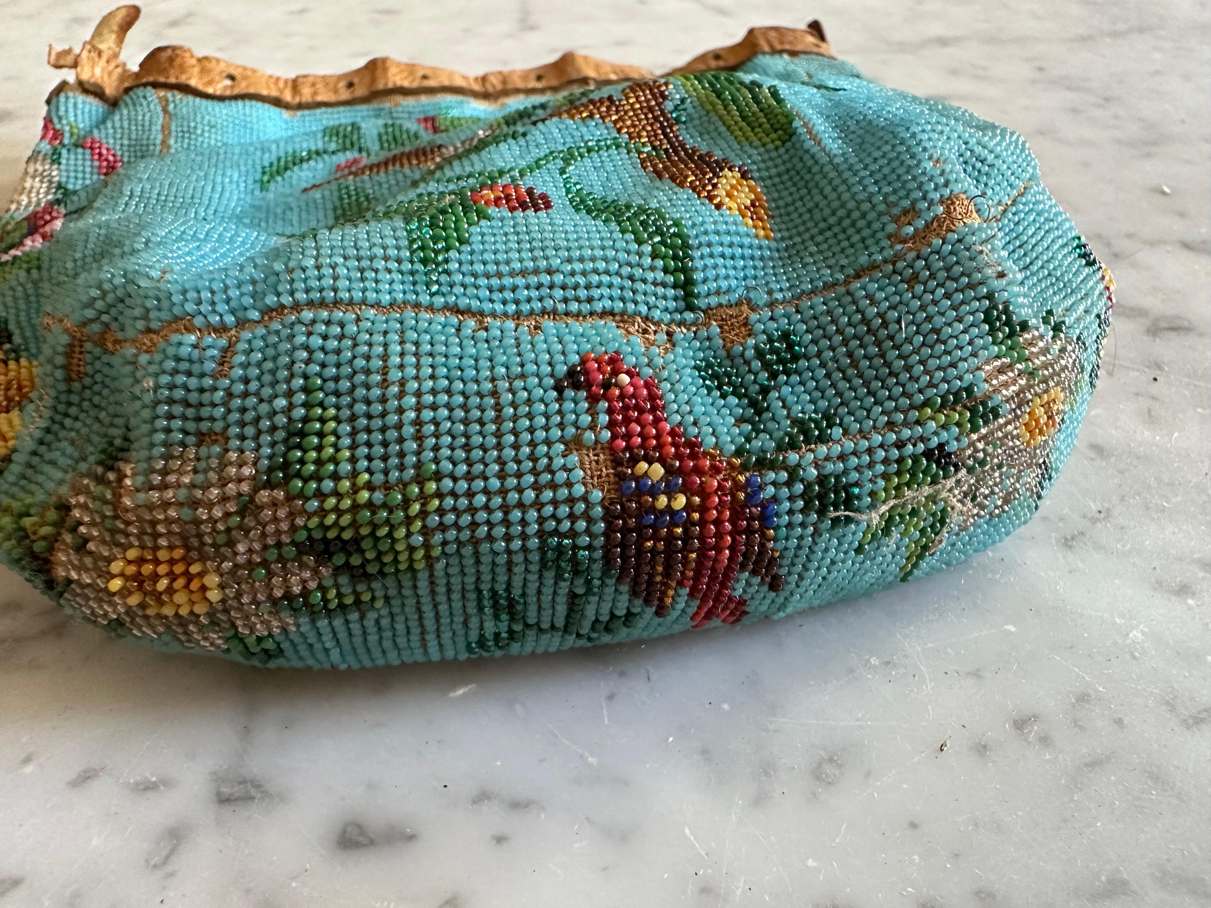 Allemand Ancienne bourse à cordon perlé avec motif de chien et de perroquet - Allemagne, vers 1850 en vente