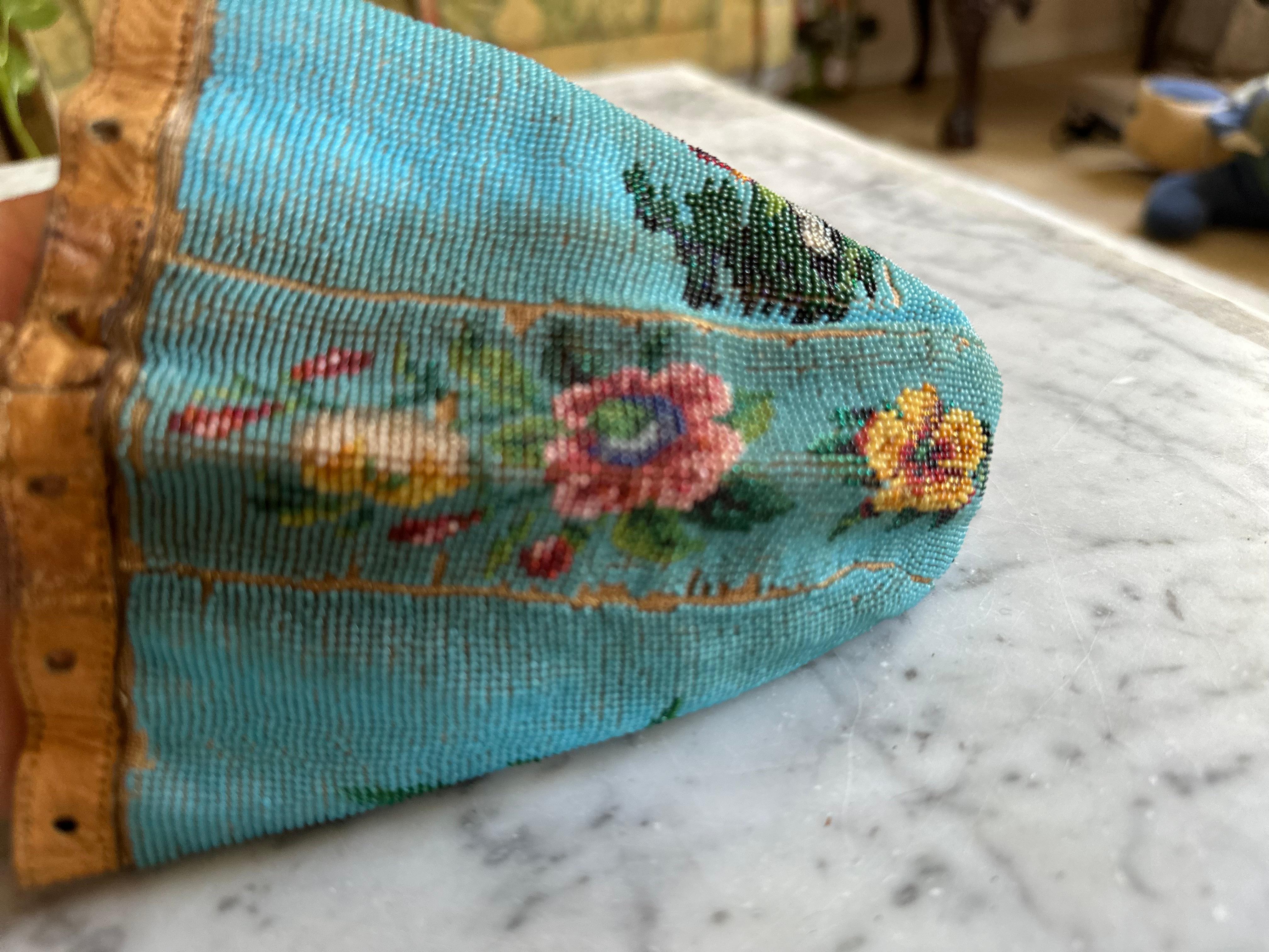 Cuir Ancienne bourse à cordon perlé avec motif de chien et de perroquet - Allemagne, vers 1850 en vente