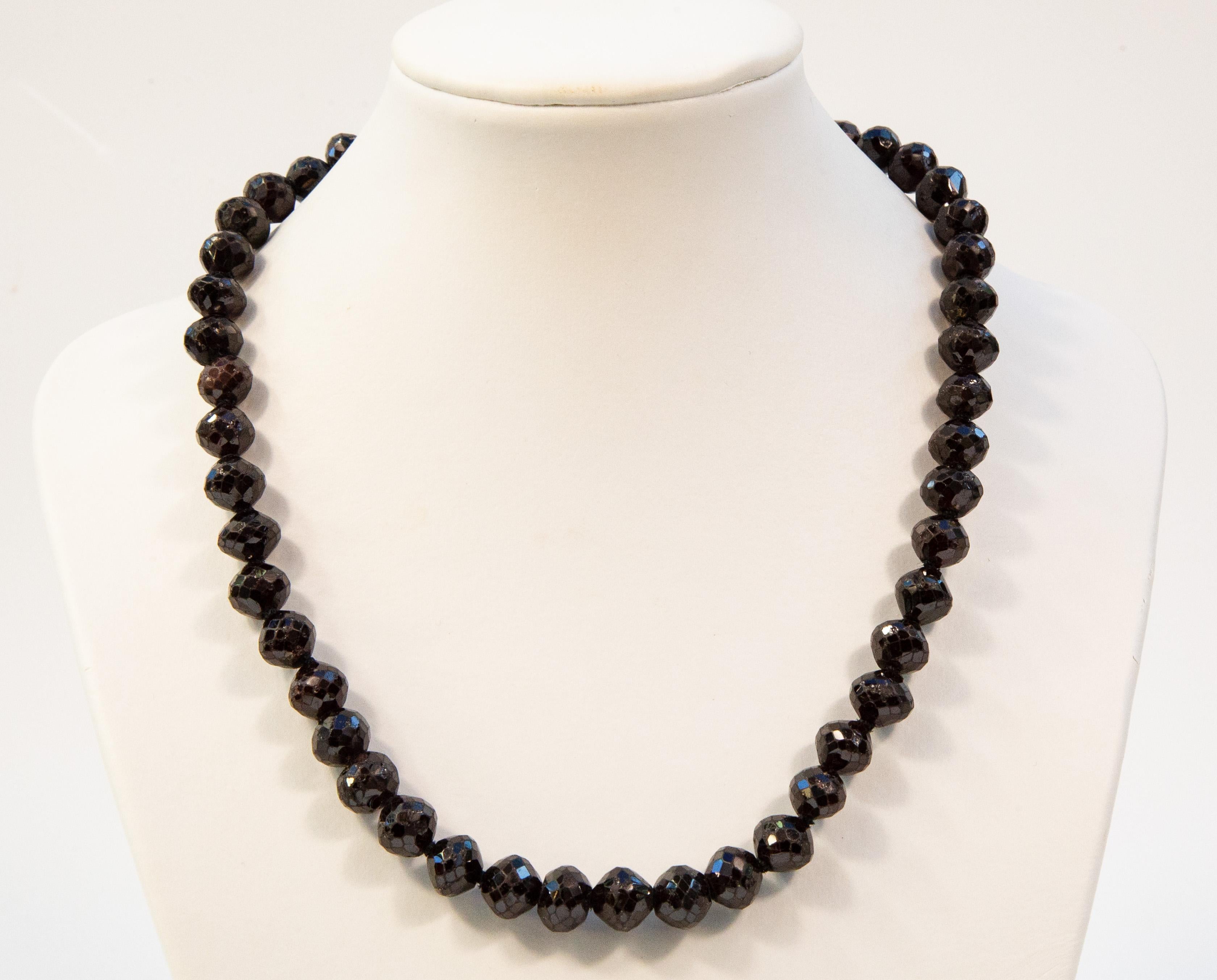 Collier hollandais ancien composé de perles de grenat véritable facettées et d'un fermoir en or jaune 14 carats. En outre, une chaîne de sécurité en or massif 14 carats est prévue pour une fermeture supplémentaire. Les perles ont une couleur