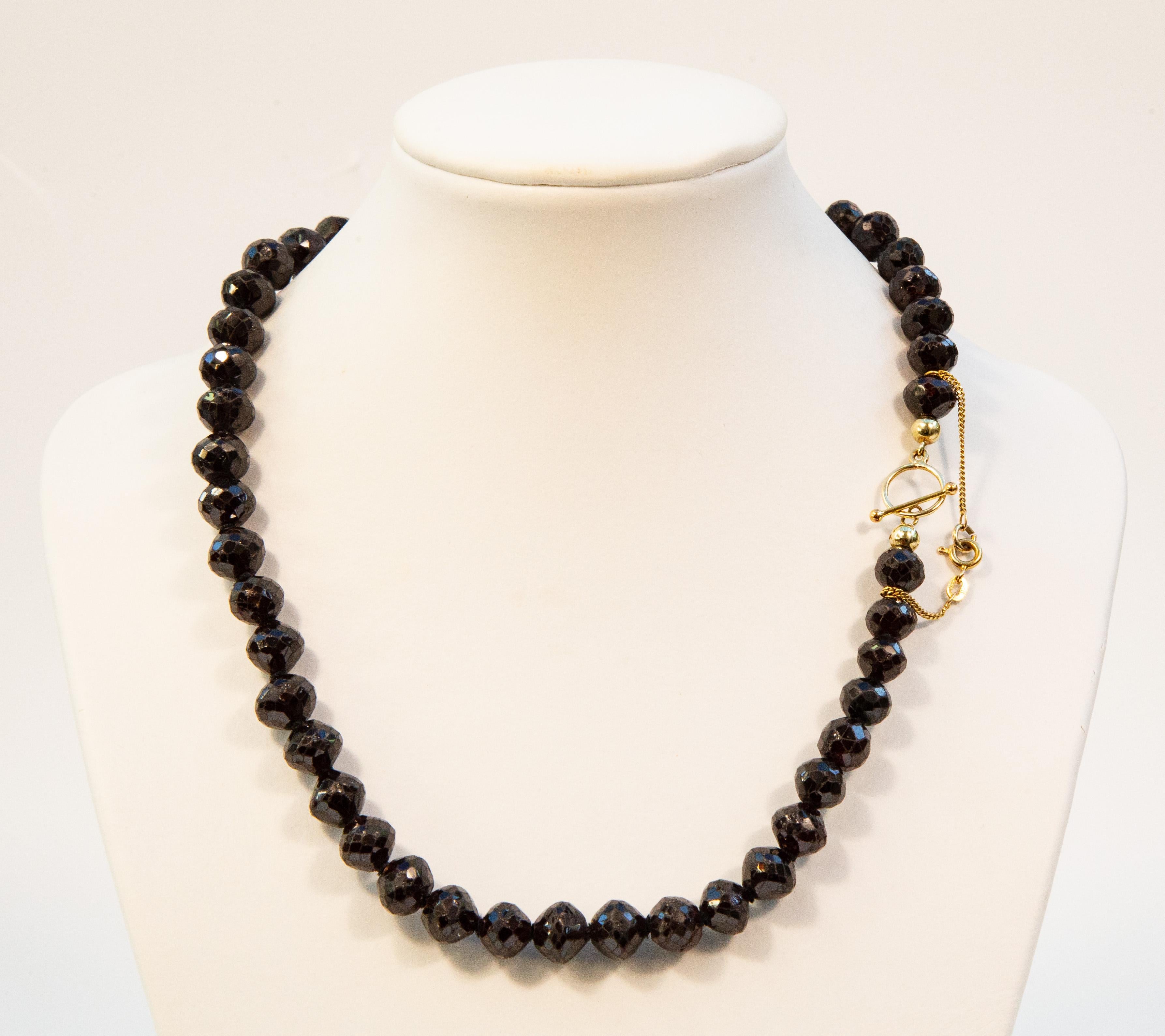 Victorien Collier antique en grenat perlé avec fermoir en or jaune 14 carats en vente