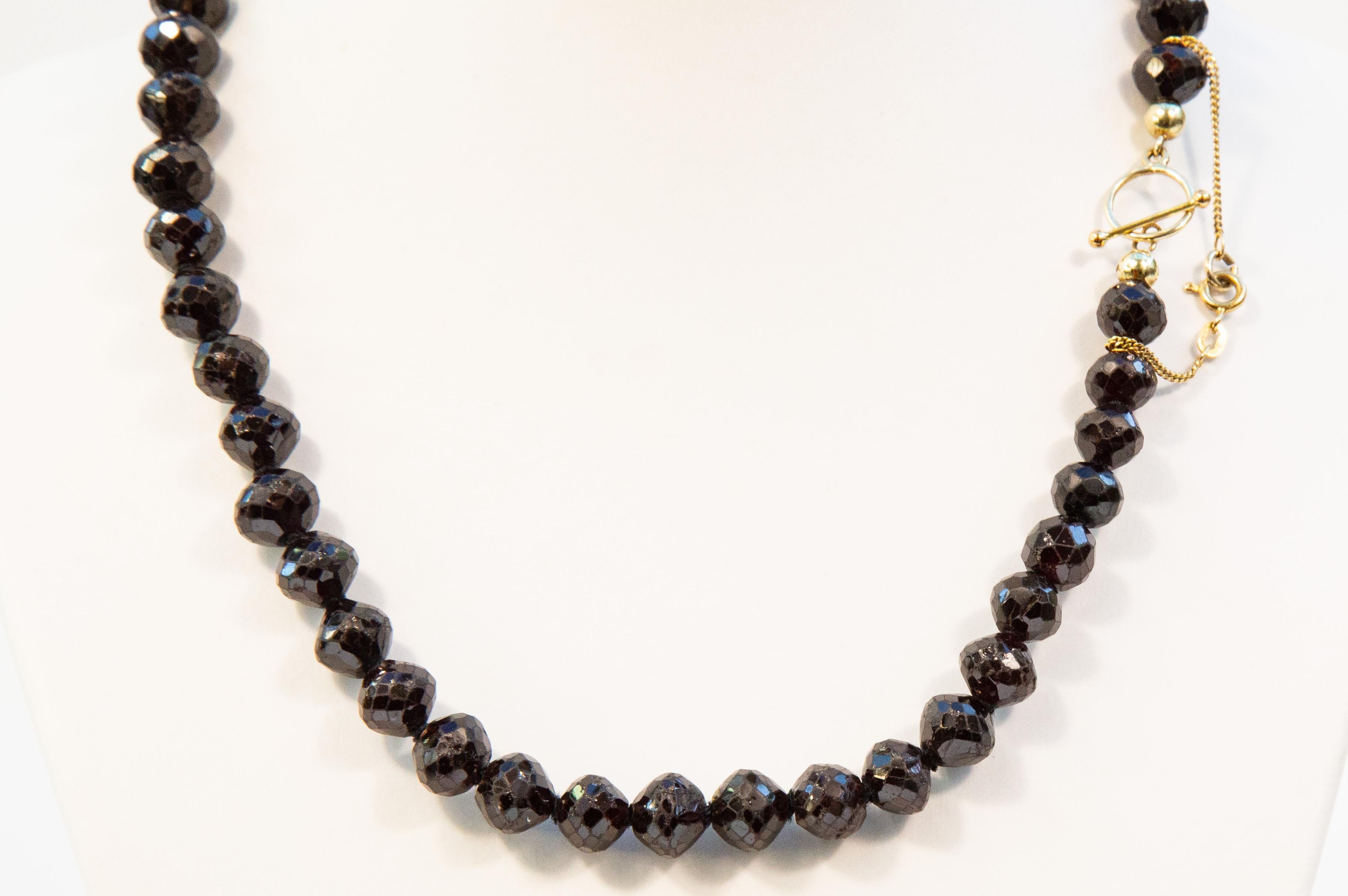 Perle Collier antique en grenat perlé avec fermoir en or jaune 14 carats en vente