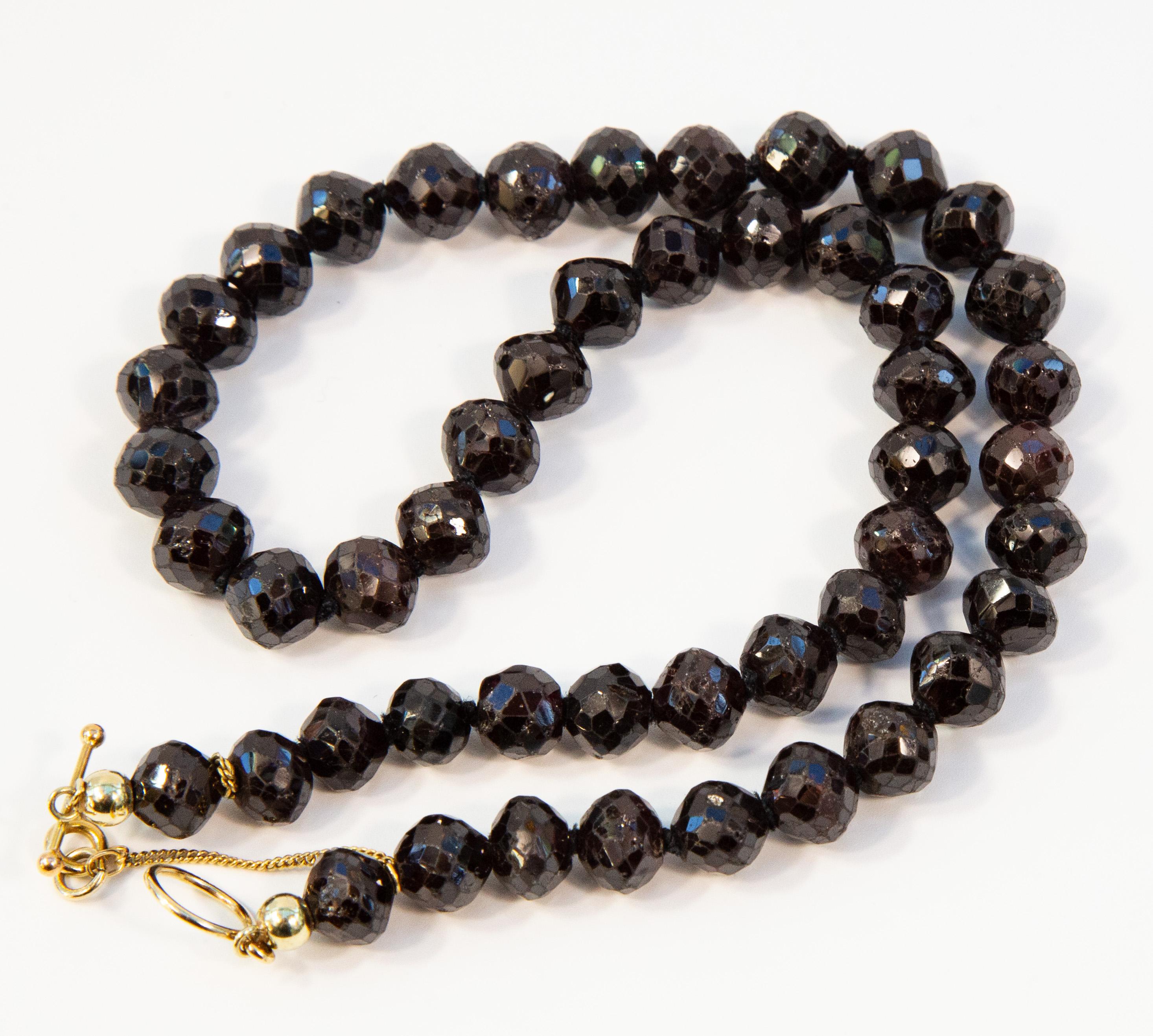 Collier antique en grenat perlé avec fermoir en or jaune 14 carats Bon état - En vente à Arnhem, NL