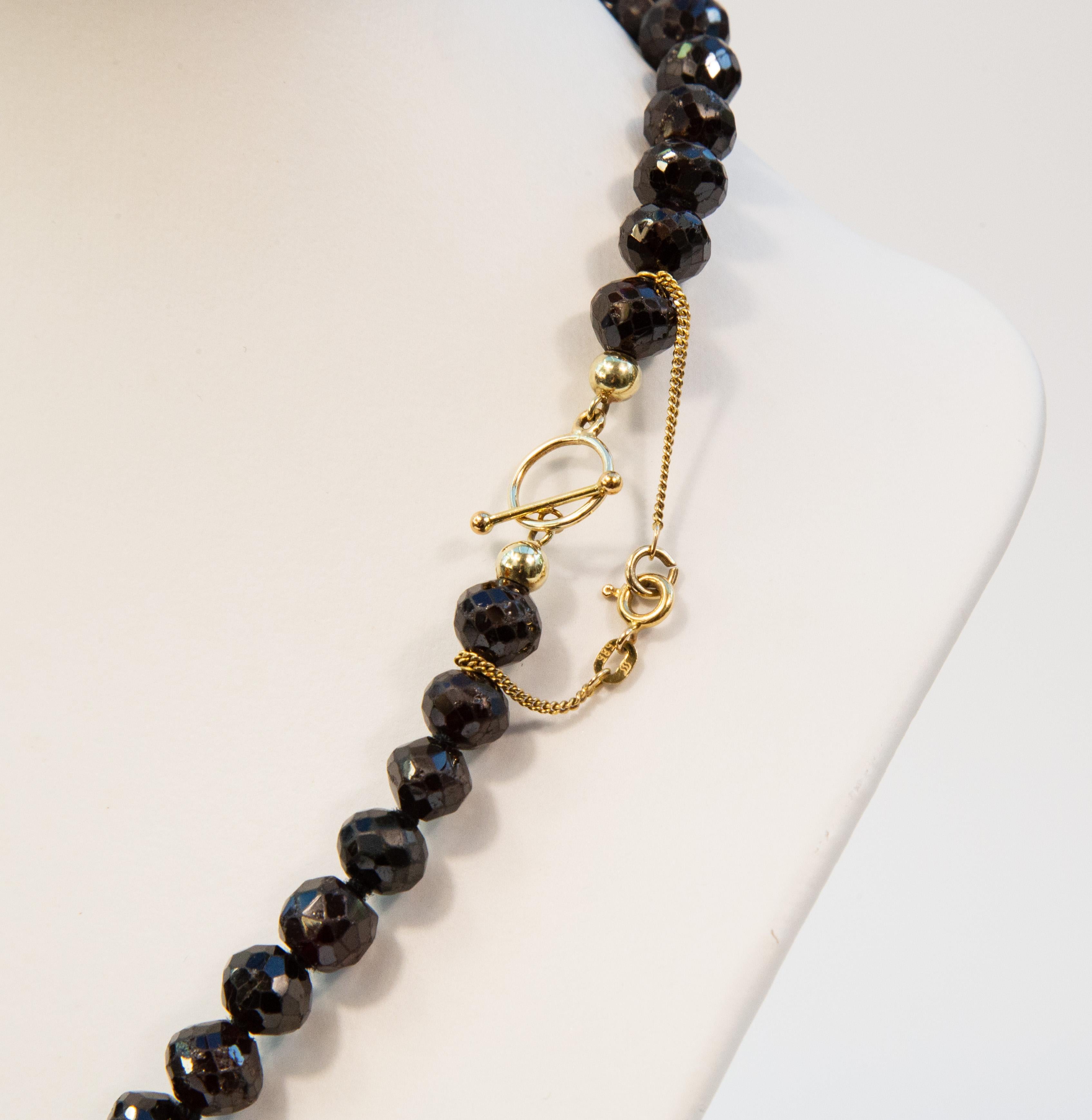 Collier antique en grenat perlé avec fermoir en or jaune 14 carats Unisexe en vente