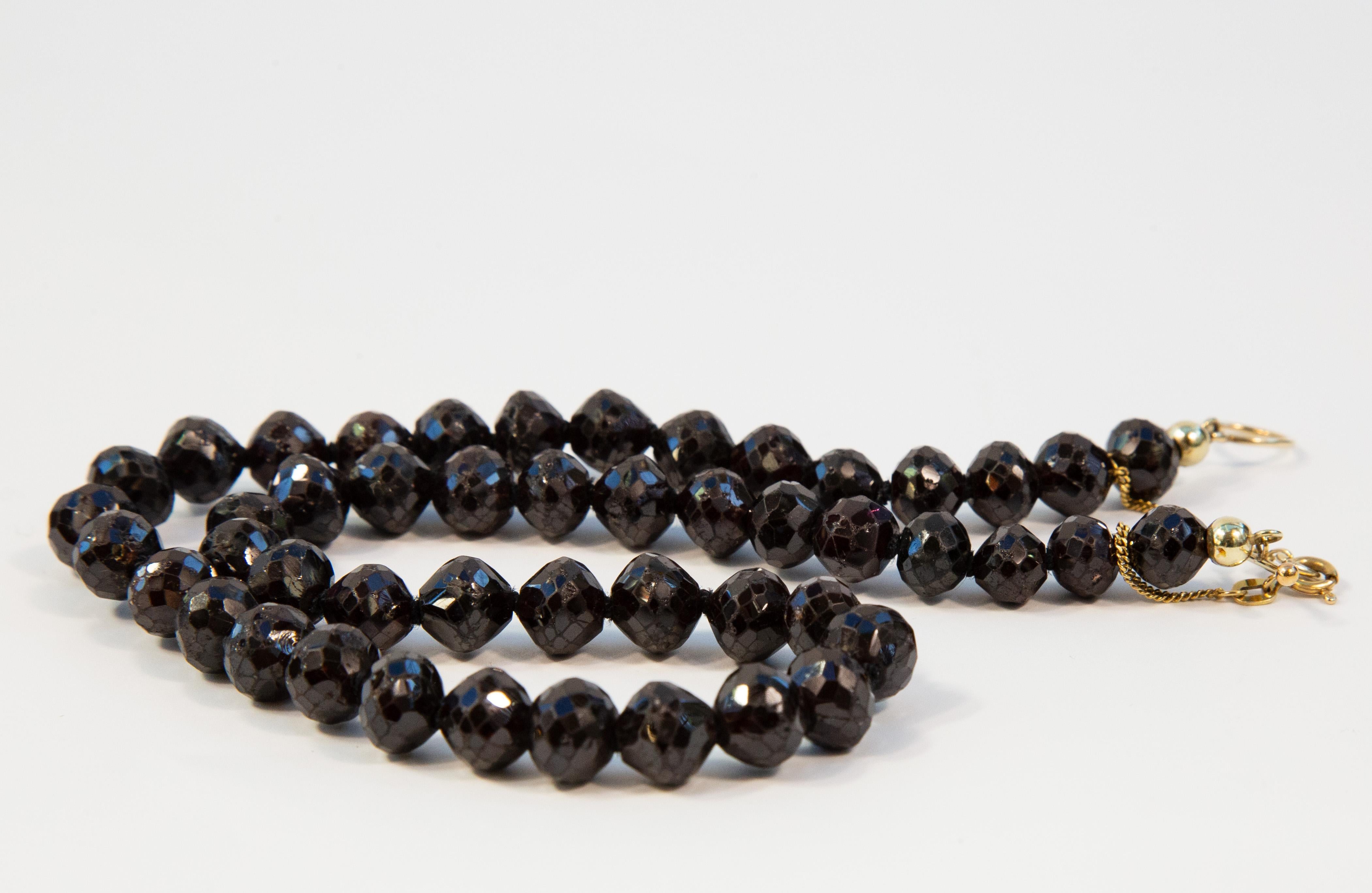 Collier antique en grenat perlé avec fermoir en or jaune 14 carats en vente 1