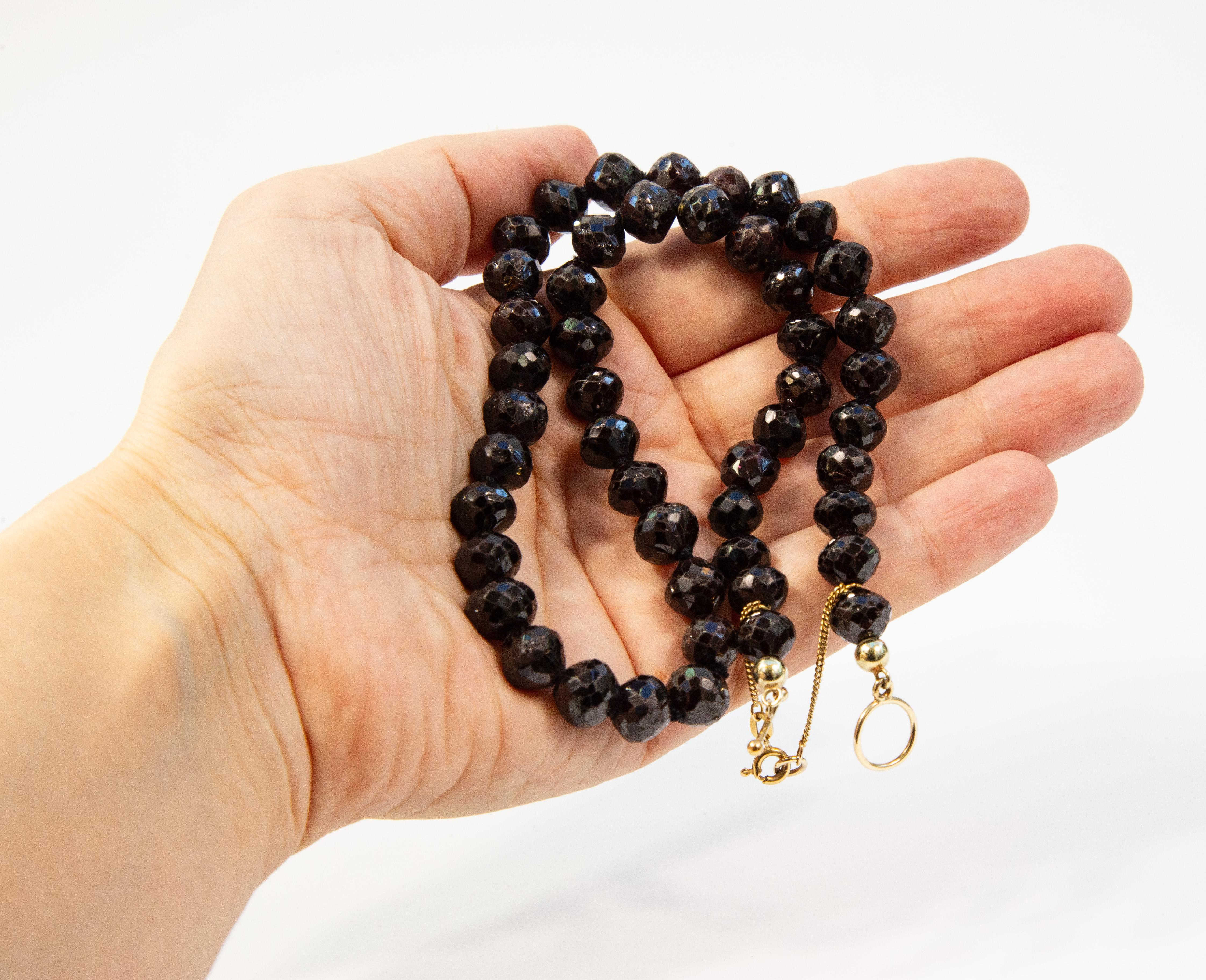 Collier antique en grenat perlé avec fermoir en or jaune 14 carats en vente 2