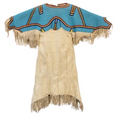 Abito in pelle di cervo con perline Sioux del 1880 circa, nativi americani delle pianure, frange