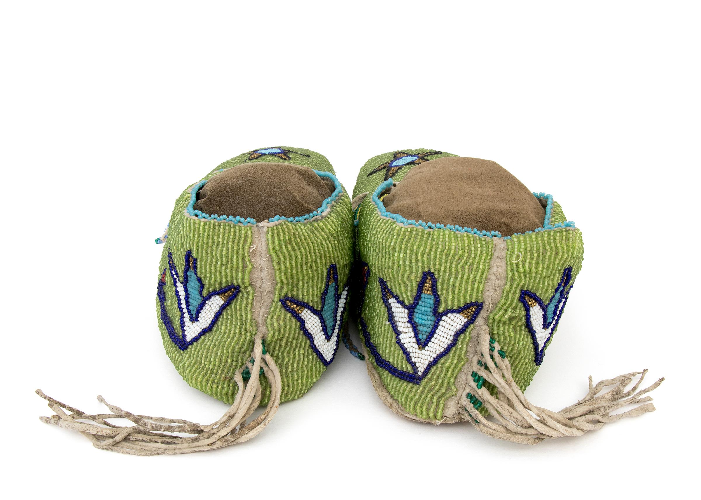 Antique Beaded Moccasins, Cree, Plains Indian, circa 1890, Star & Cactus Flowers In Good Condition In Denver, CO