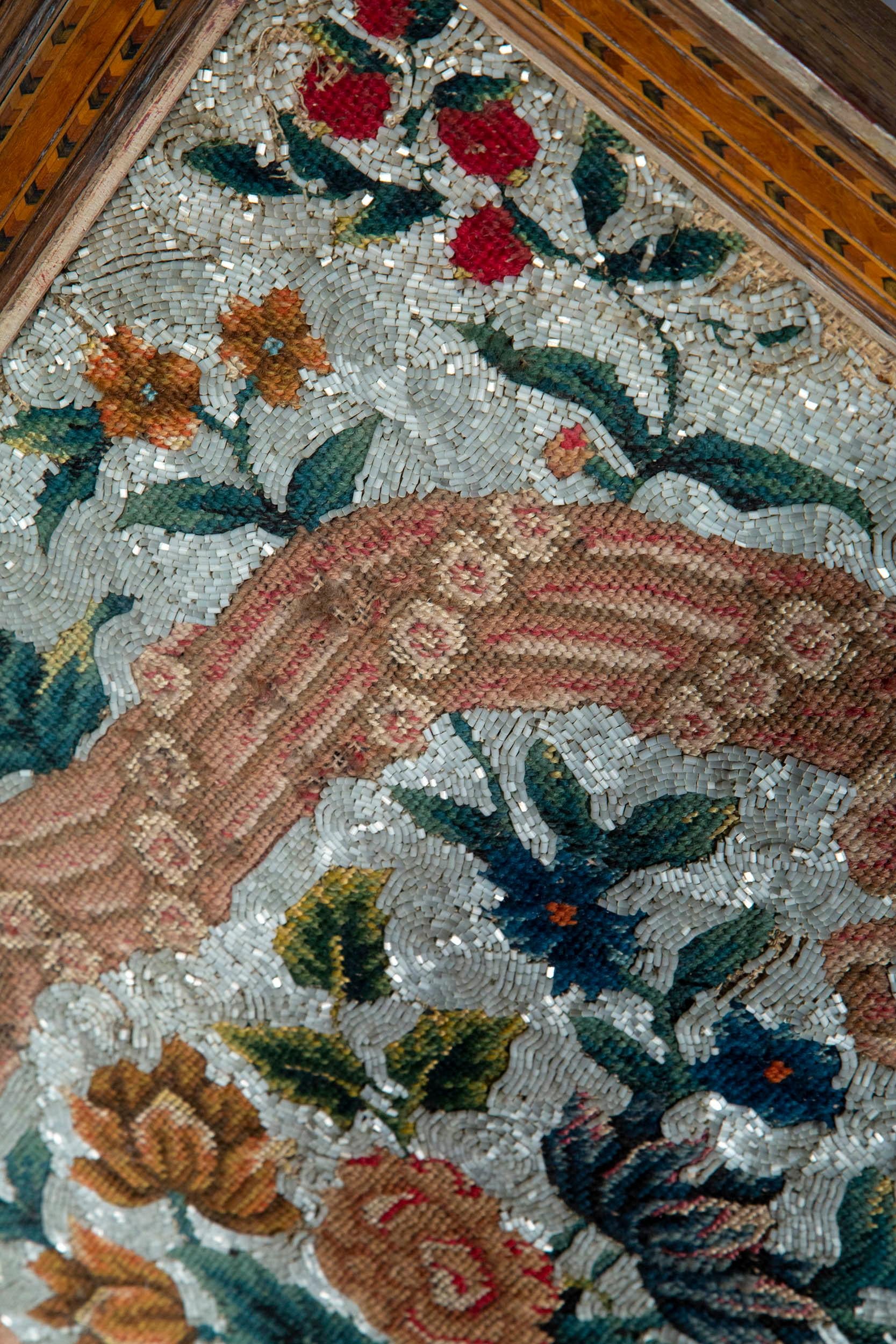 Antikes Wandteppich mit Perlenstickerei, frühes 19. Jahrhundert im Angebot 2