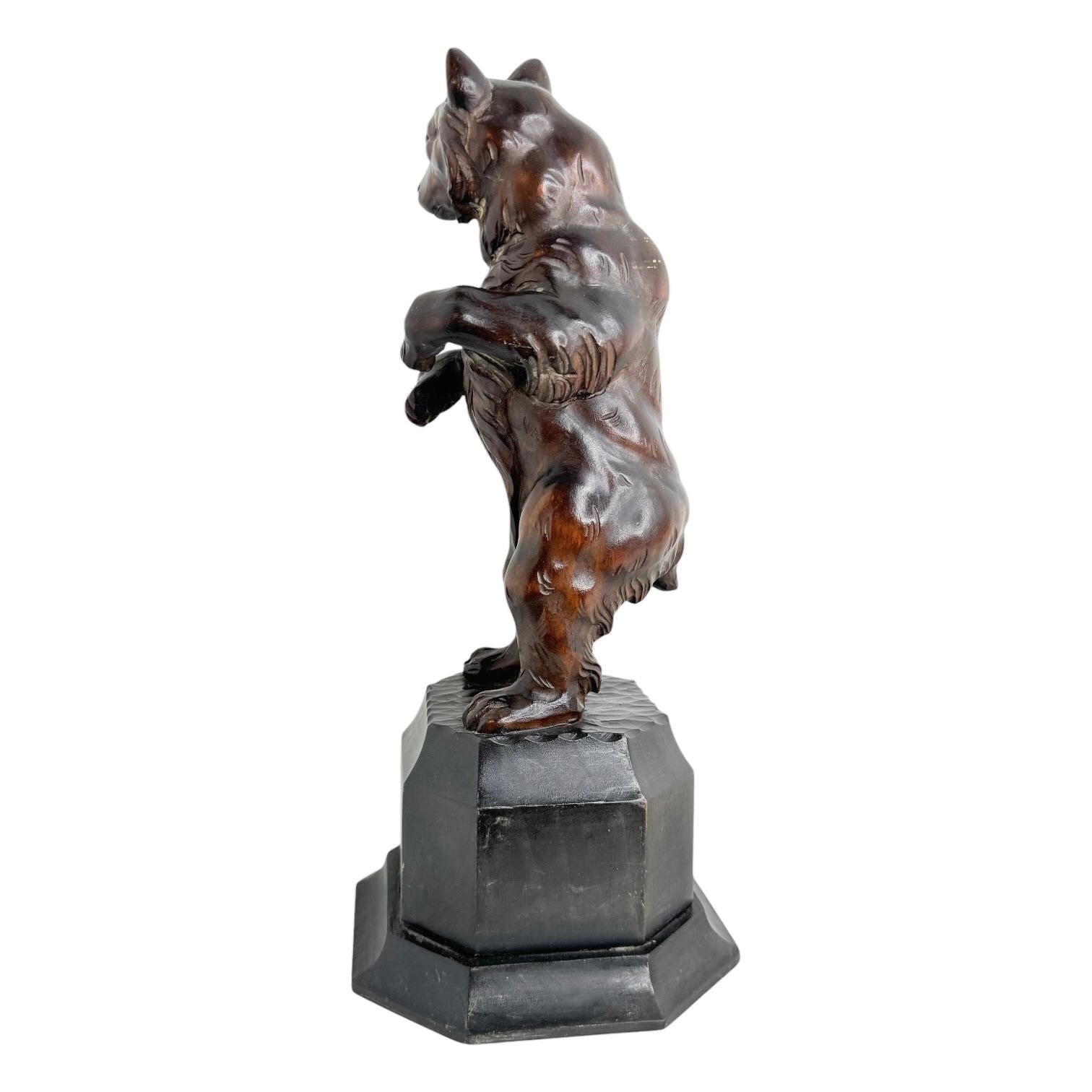 Antique beautiful Brienz Bear Statue Wood Carved on an Ebonized Wooden Base 1890 For Sale 2