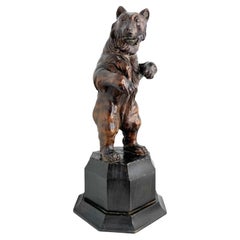Antica bellissima statua di orso di Brienz scolpita in legno su una base di legno ebanizzato 1890
