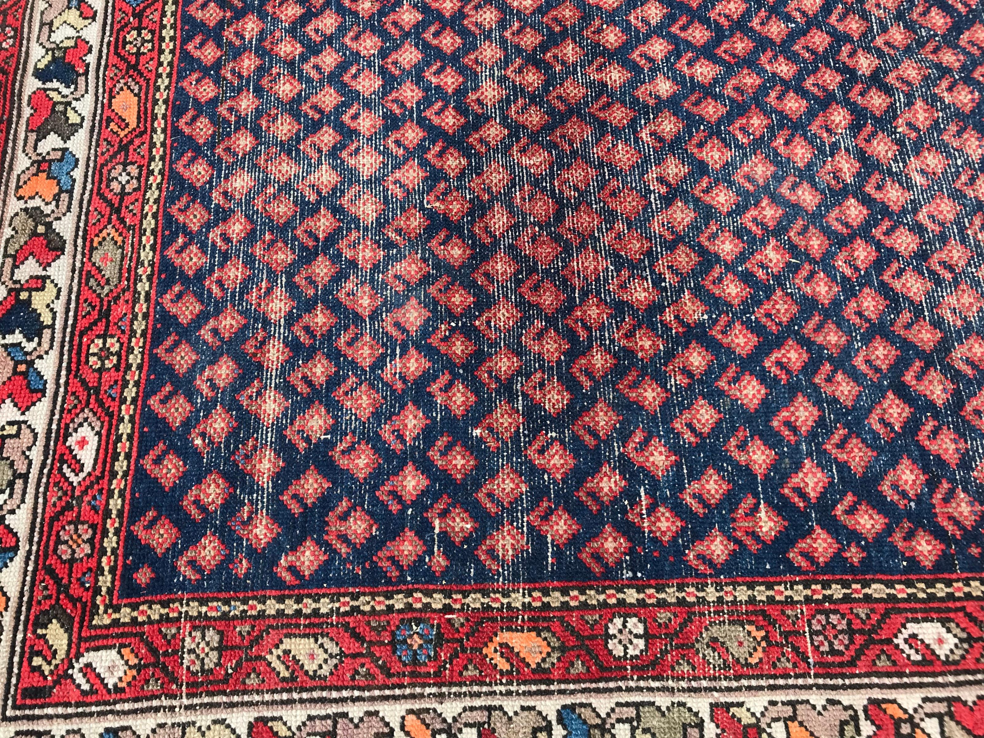 Schöner Läufer aus dem 19. Jahrhundert mit dekorativem Botteh-Muster und natürlichen Farben mit Blau und Rot, komplett handgeknüpft mit Wollsamt auf Baumwollgrund. Maße: 3ft 5in x 12ft 9in.