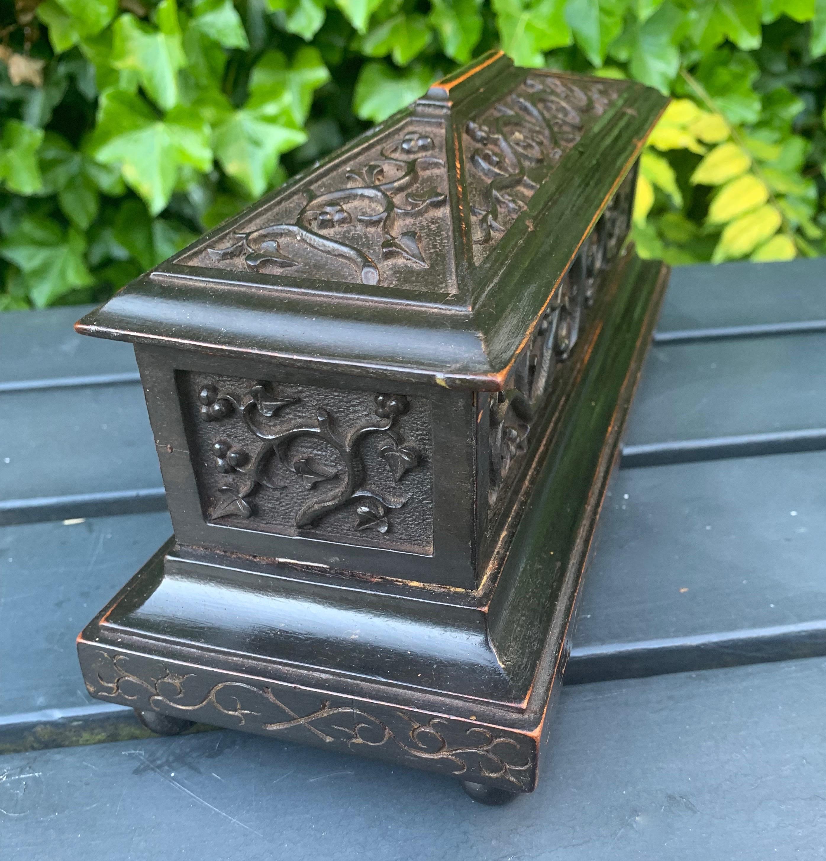 Antique & Beautifully Hand Carved Mid-1800s Gothic Revival Tomb Shape Wooden Box In Good Condition In Lisse, NL