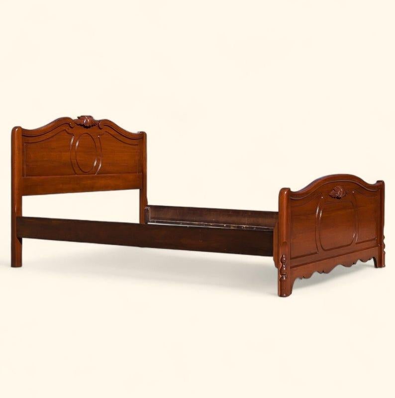 Victorien Cadre de lit antique, Full Size, Double, Abernathy Furniture, Walnut Wood, American en vente