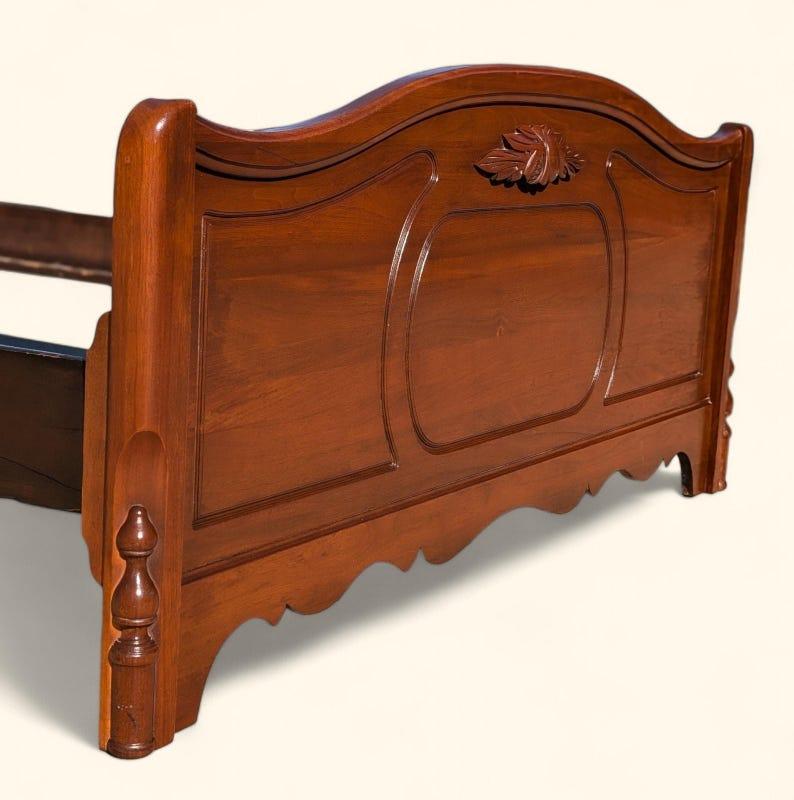 Américain Cadre de lit antique, Full Size, Double, Abernathy Furniture, Walnut Wood, American en vente